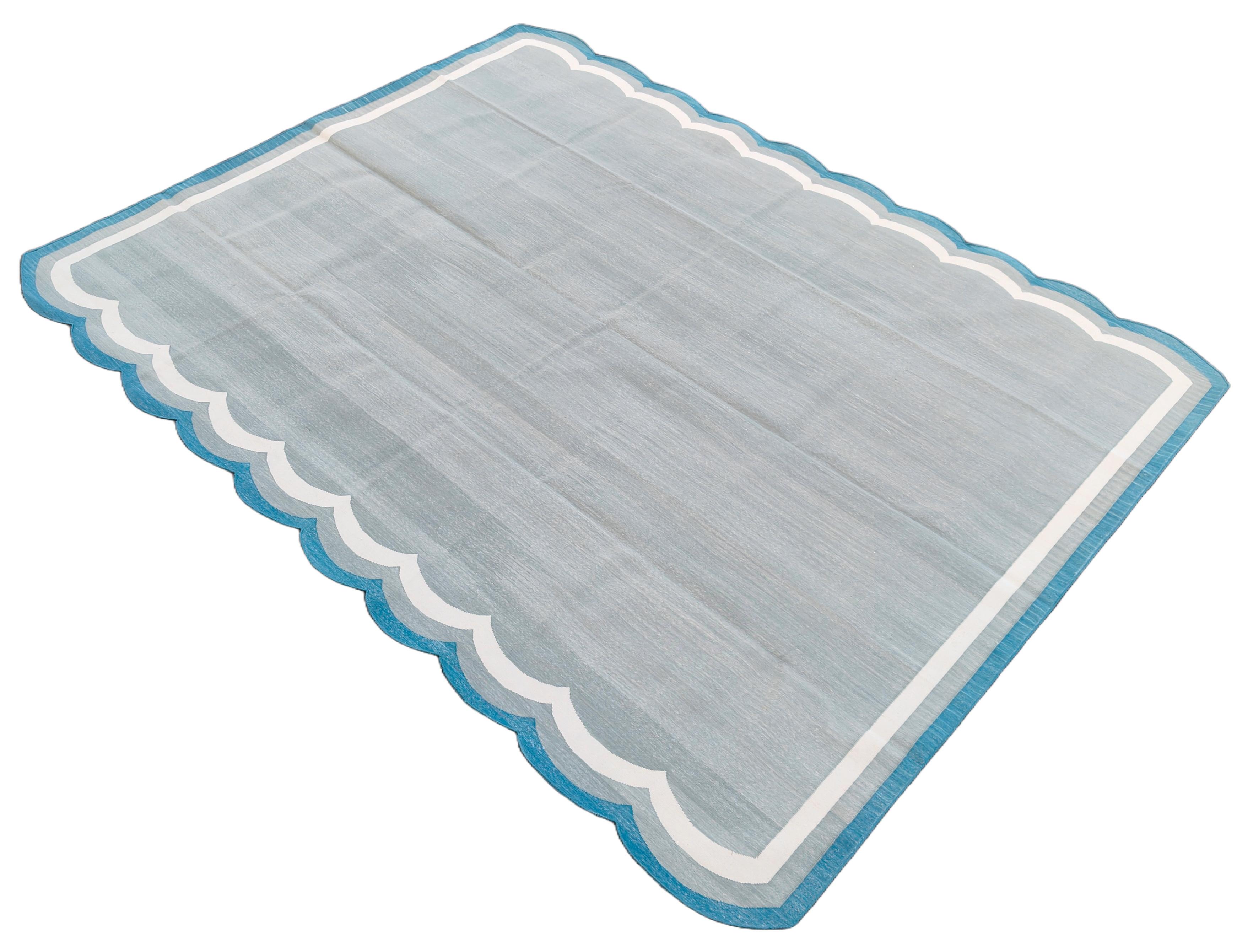 Handgefertigter, pflanzlich gefärbter Teppich aus Baumwolle in Grau, Creme und Petrolblau mit geschwungenen Streifen aus indischem Dhurrie - 8'x10' (240x300cm)
(Jakobsmuscheln laufen auf 10' Sides)

Diese speziellen flachgewebten Dhurries werden aus