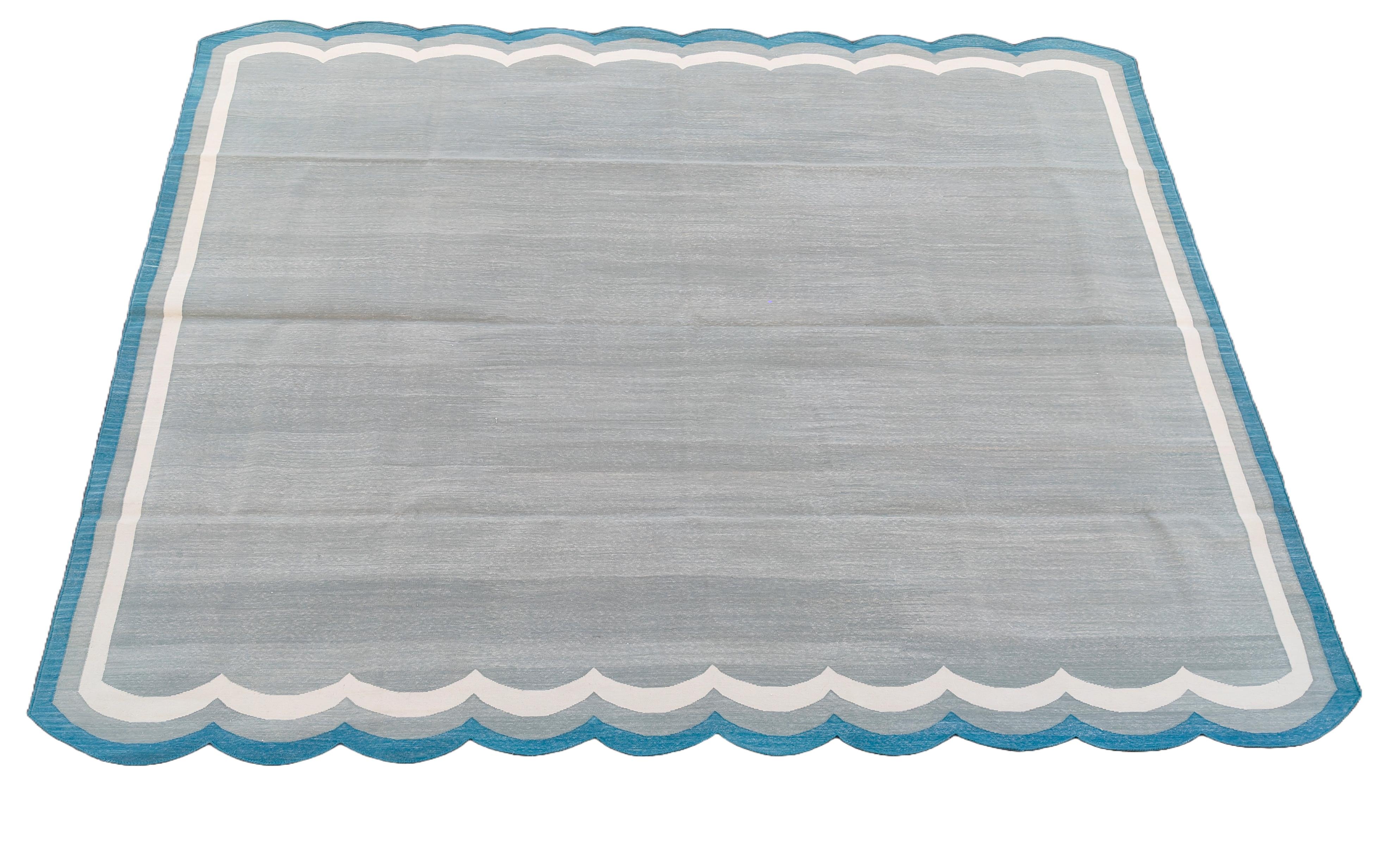 Handgefertigter Flachgewebe-Teppich aus Baumwolle, 8x10 Grau und Blau Indischer Dhurrie mit Wellenmuster (Moderne der Mitte des Jahrhunderts) im Angebot