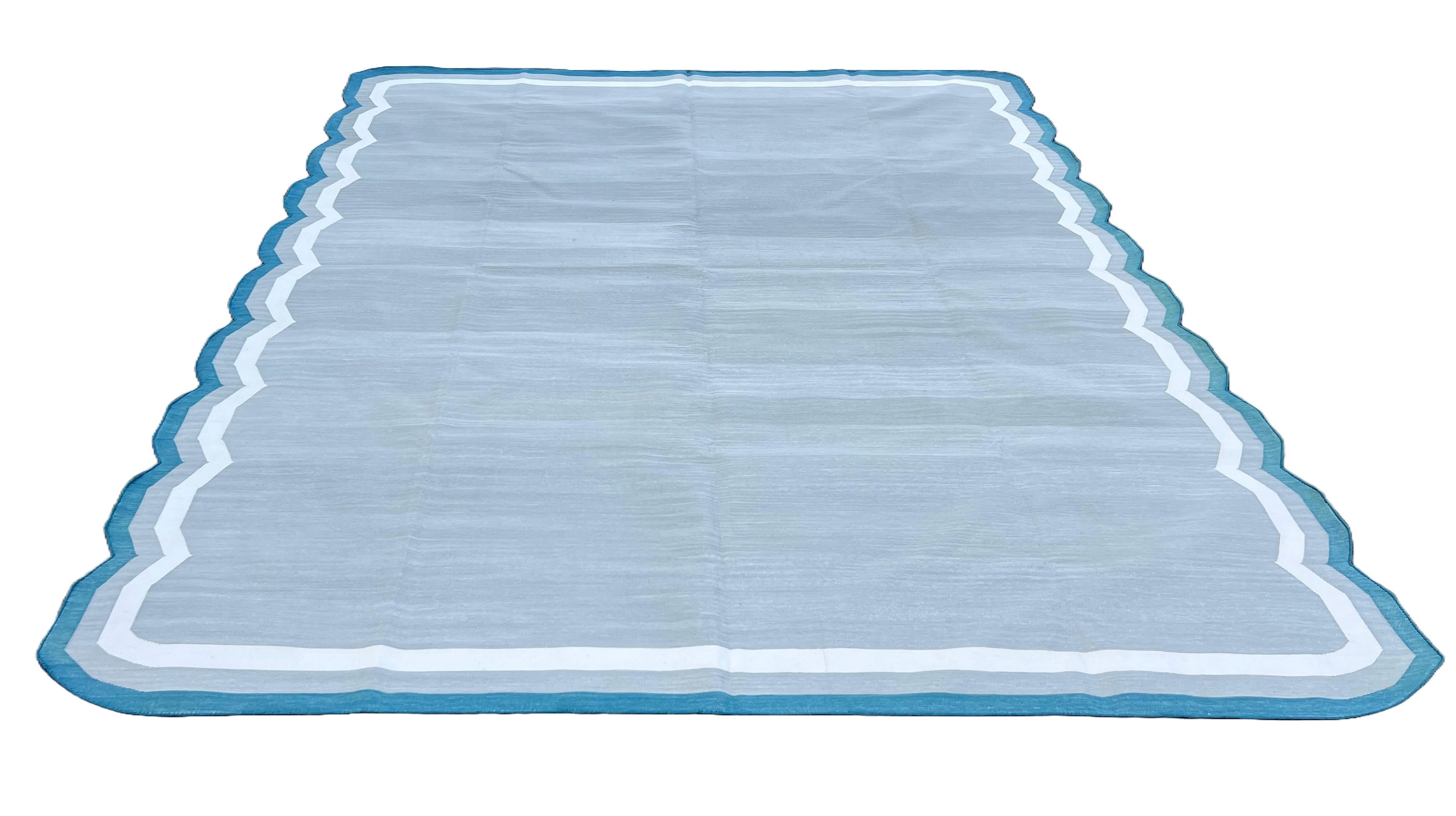 Tessuto a mano Tappeto a tessitura piatta in cotone fatto a mano, 8x10 Grigio e blu con smerlatura indiana Dhurrie in vendita
