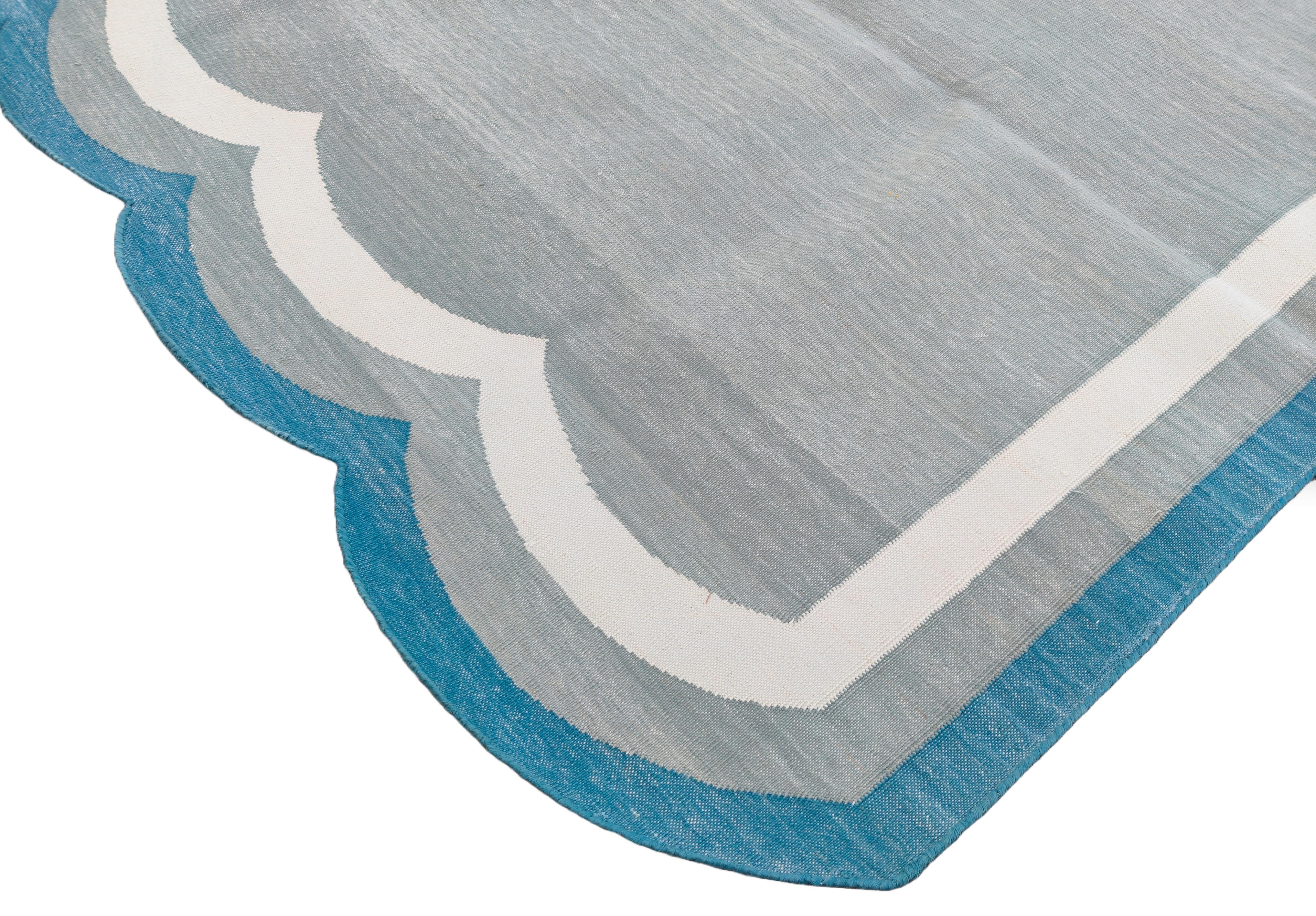 Handgefertigter Flachgewebe-Teppich aus Baumwolle, 8x10 Grau und Blau Indischer Dhurrie mit Wellenmuster im Zustand „Neu“ im Angebot in Jaipur, IN