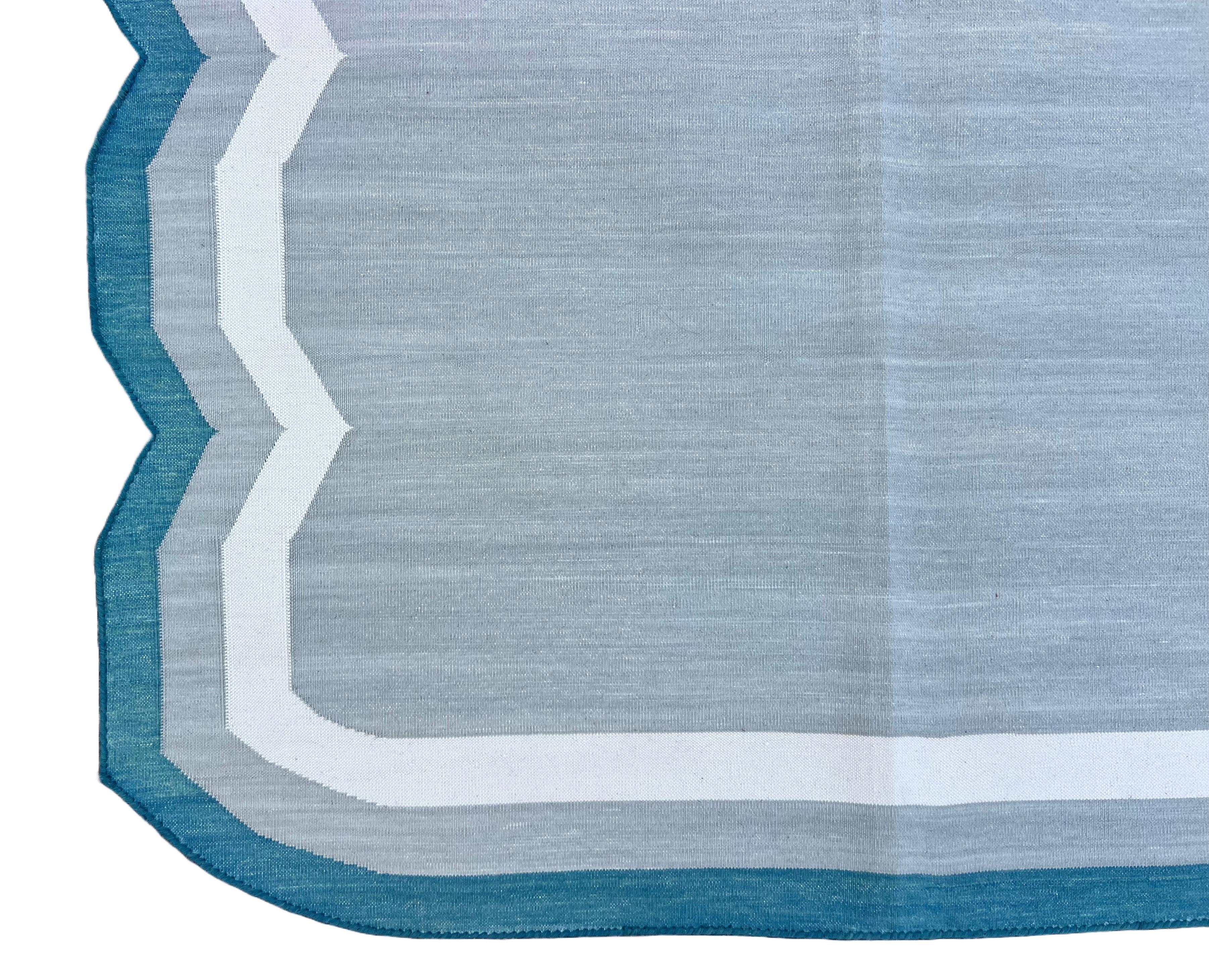 XXI secolo e contemporaneo Tappeto a tessitura piatta in cotone fatto a mano, 8x10 Grigio e blu con smerlatura indiana Dhurrie in vendita