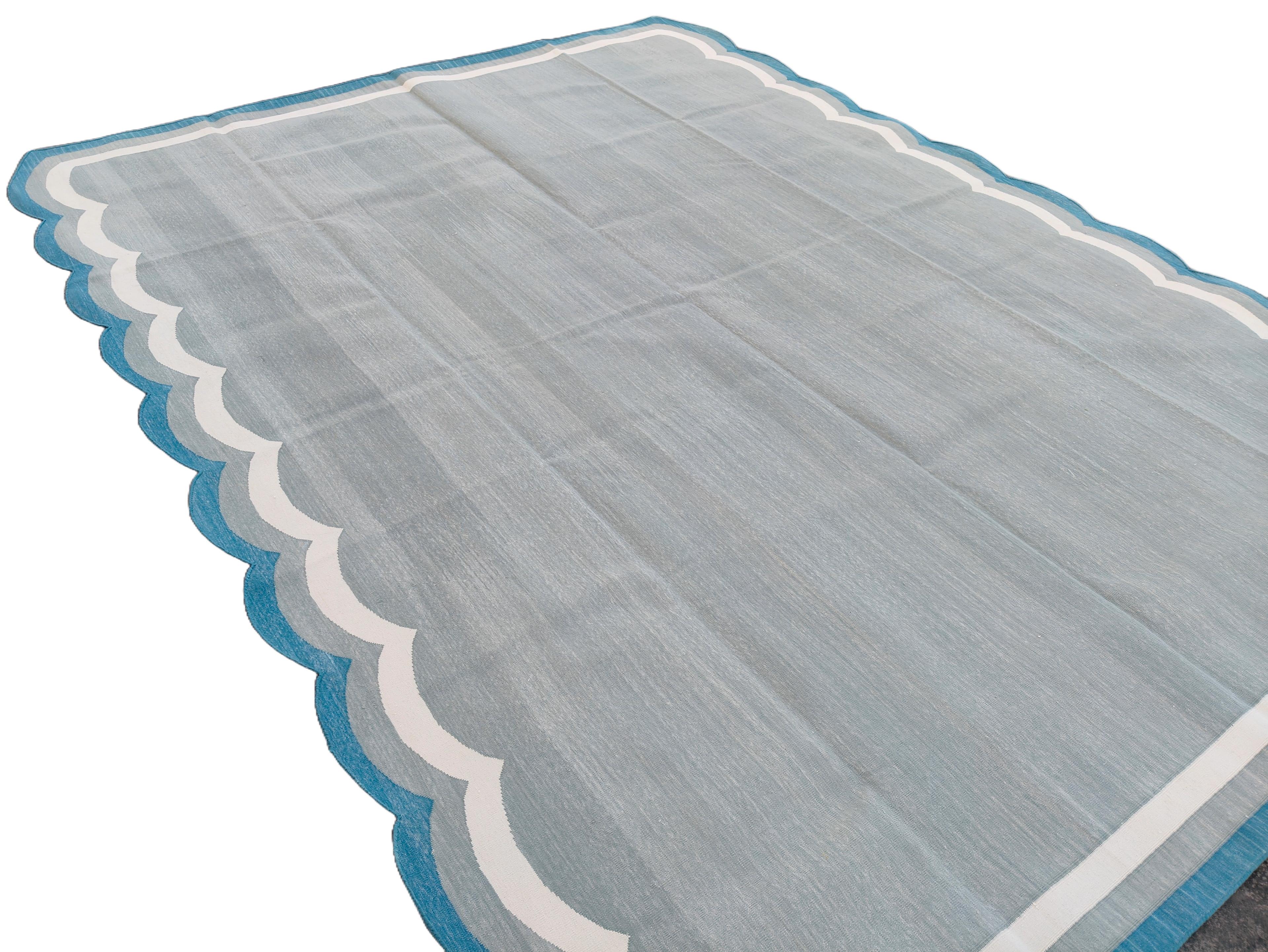 Handgefertigter Flachgewebe-Teppich aus Baumwolle, 8x10 Grau und Blau Indischer Dhurrie mit Wellenmuster im Angebot 1