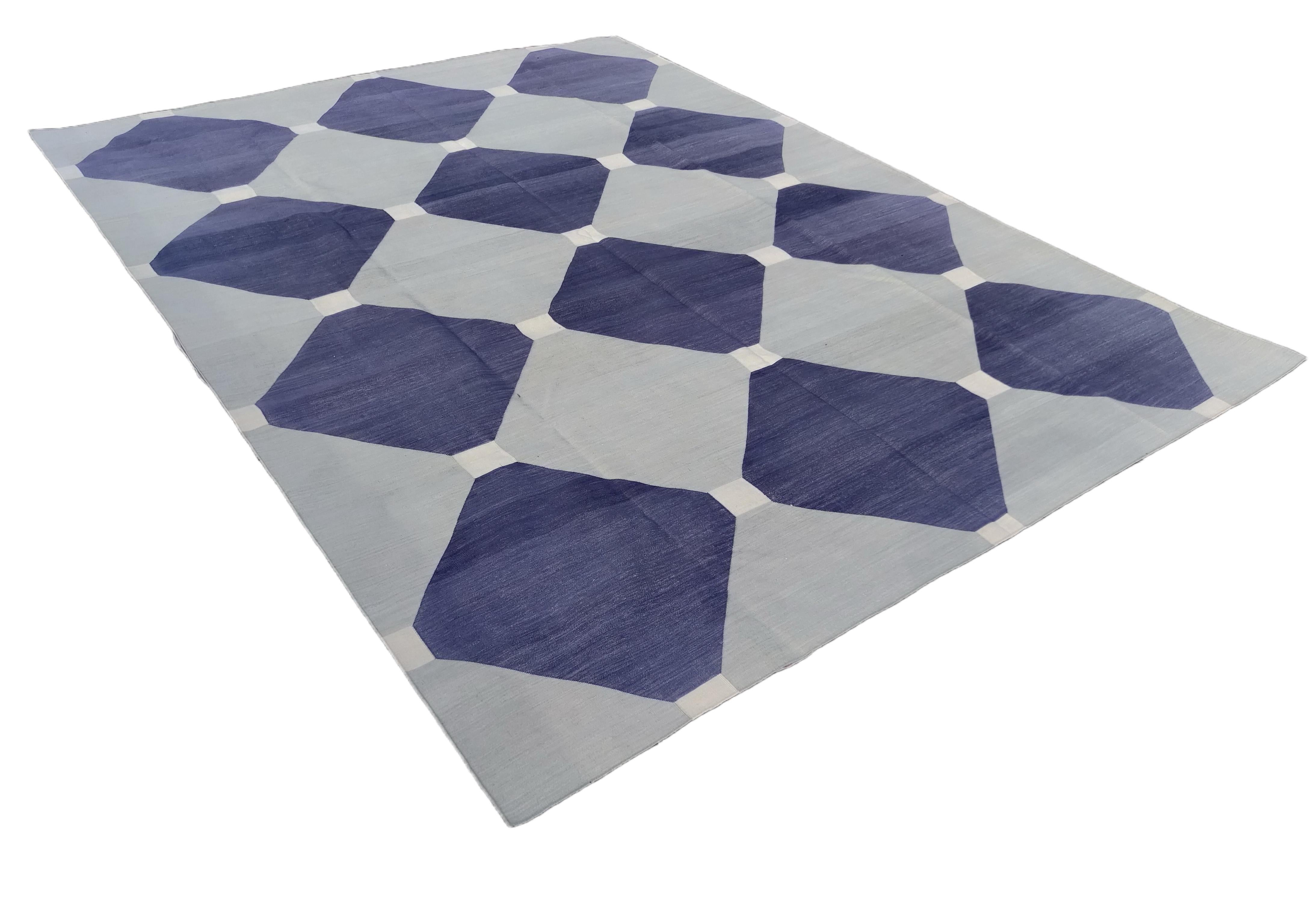 Tappeto in cotone Nature tinto al vegetale con motivo a piastrelle grigio, crema e blu 8'x10'
Queste speciali dhurry a trama piatta sono tessute a mano con un filo di cotone 100% a 15 strati. A causa delle speciali tecniche di produzione utilizzate