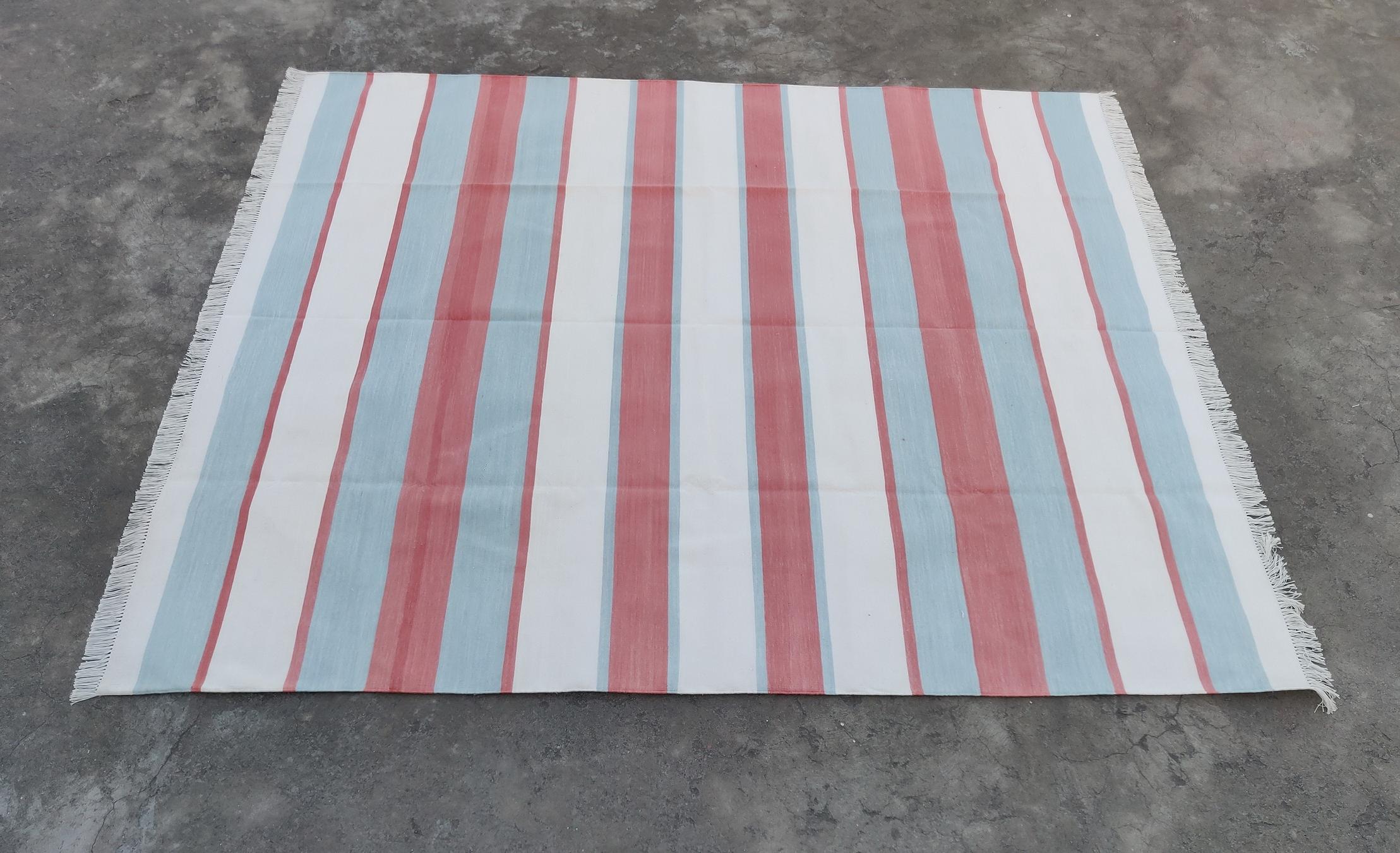 Handgefertigter Flachgewebe-Teppich aus Baumwolle, 8x10 Grau und Rot gestreifter indischer Dhurrie im Angebot 1