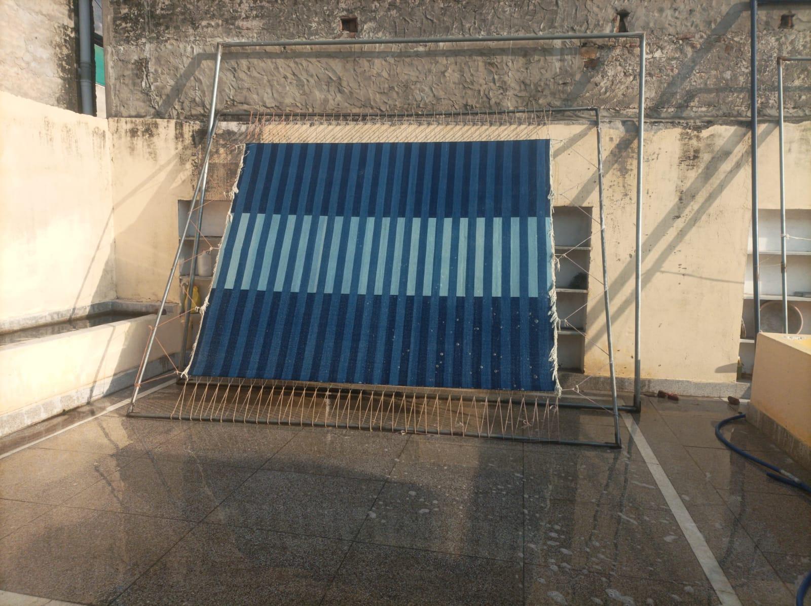 Handgefertigter Flachgewebe-Teppich aus Baumwolle, 8x10 Indigoblau gestreifter indischer Dhurrie-Teppich im Angebot 4