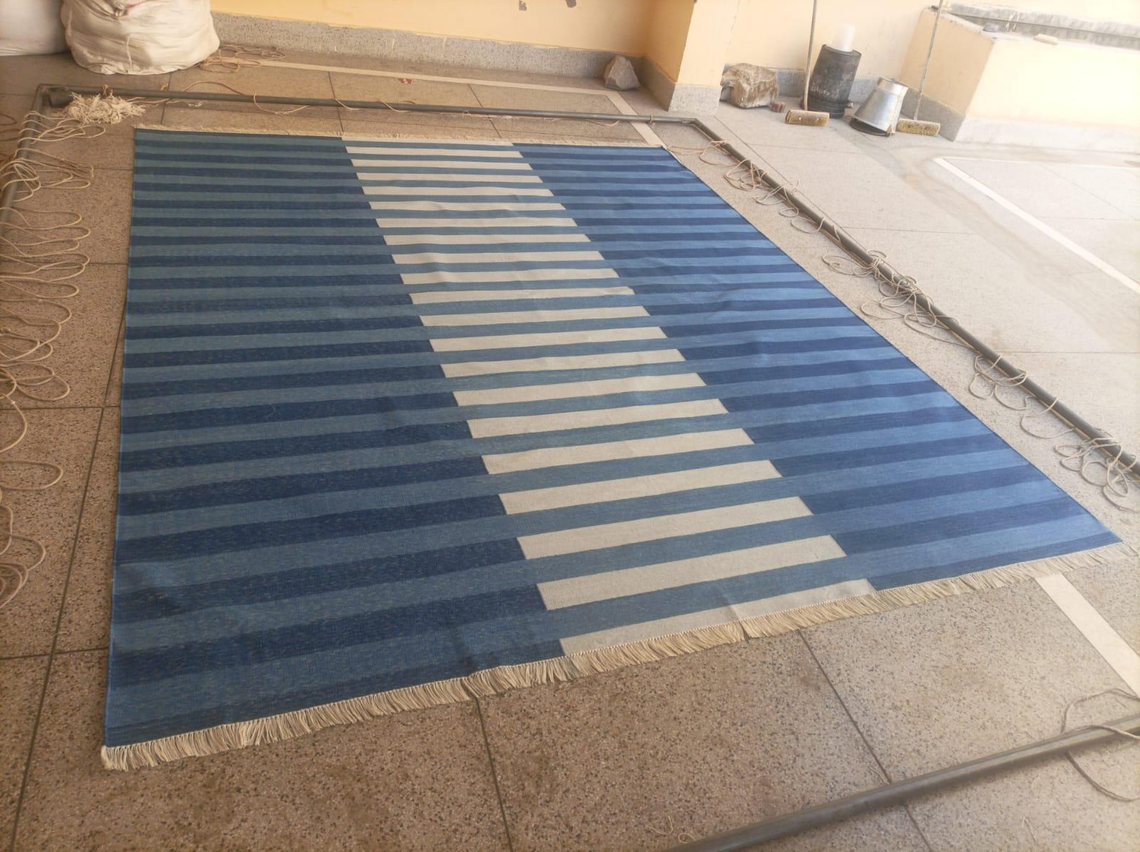 Handgefertigter Flachgewebe-Teppich aus Baumwolle, 8x10 Indigoblau gestreifter indischer Dhurrie-Teppich im Angebot 6