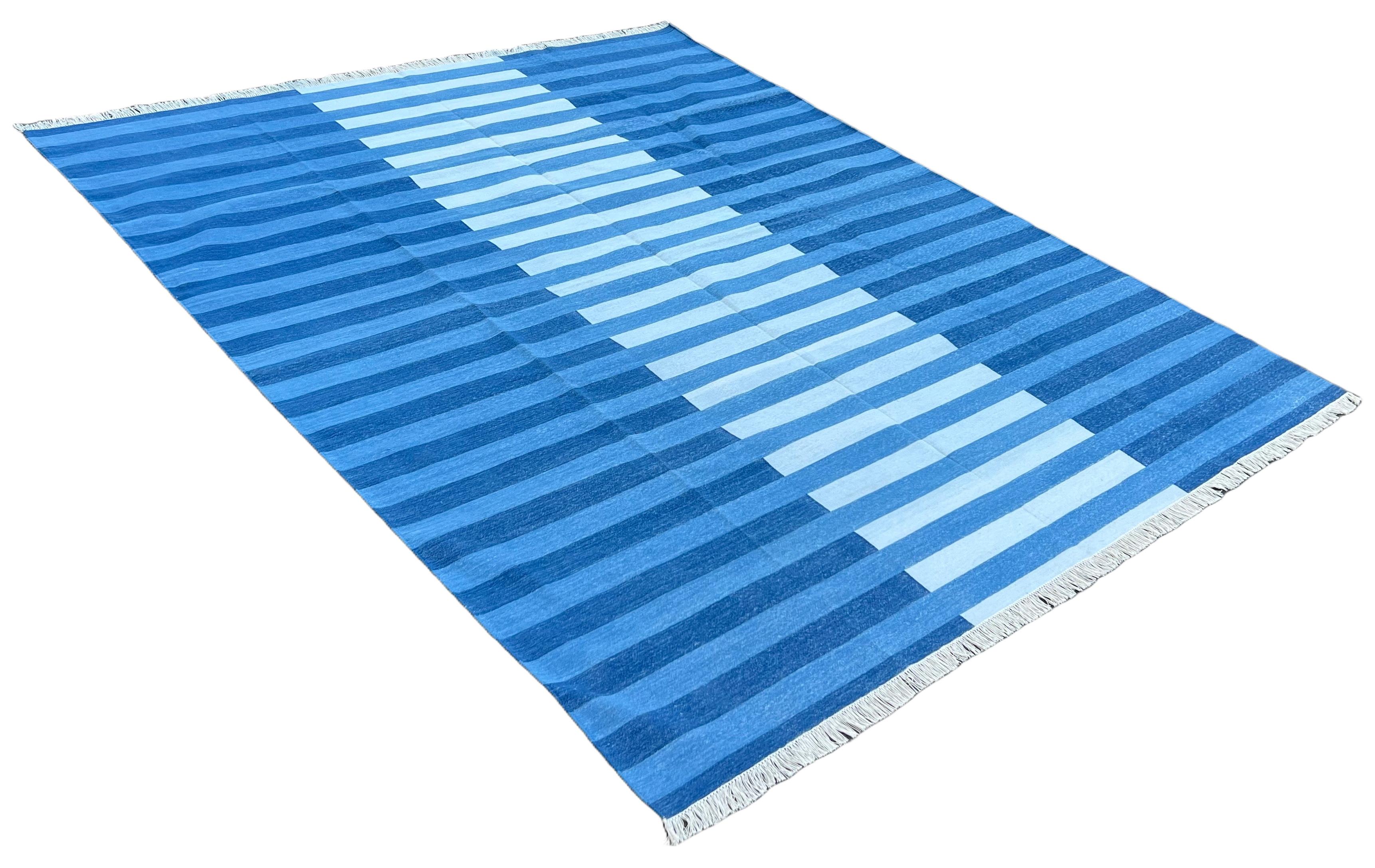 Indigoblau und himmelblau gestreifter indischer Dhurrie-Teppich aus pflanzlich gefärbter Baumwolle-8'x10' (240cm x 300cm)
Diese speziellen flachgewebten Dhurries werden aus 15-fachem Garn aus 100% Baumwolle handgewebt. Aufgrund der speziellen