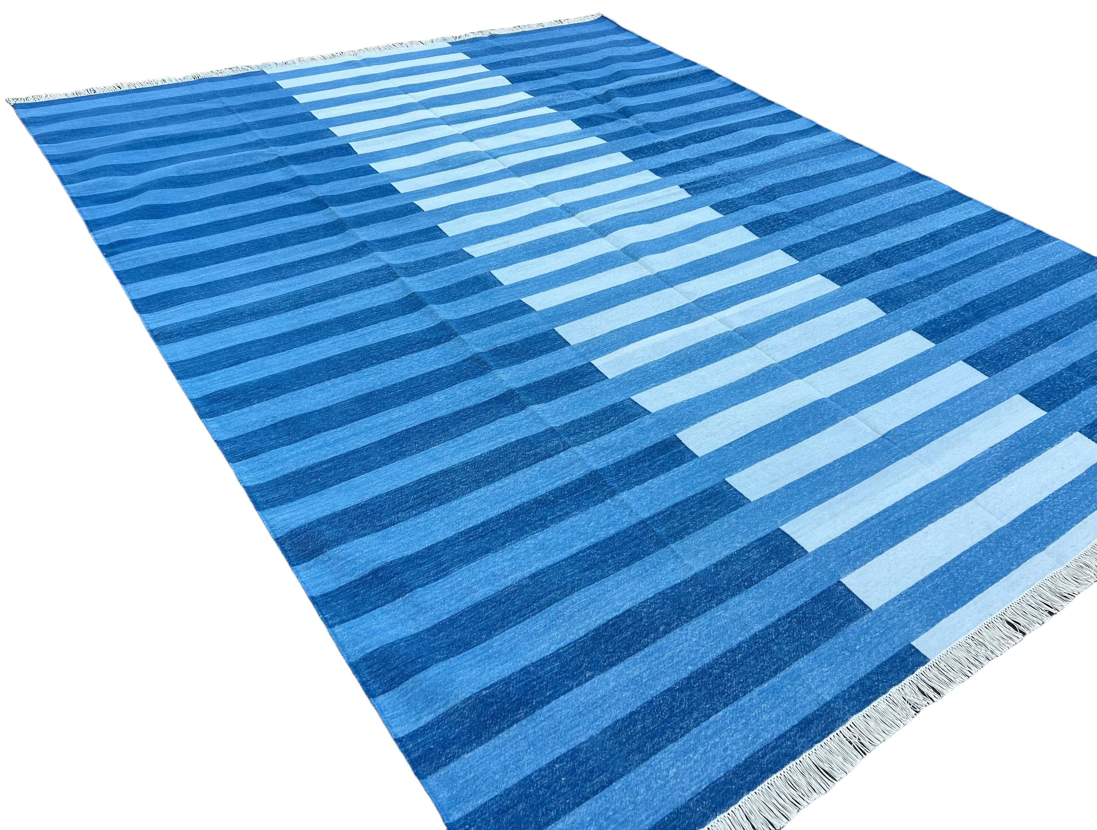 Handgefertigter Flachgewebe-Teppich aus Baumwolle, 8x10 Indigoblau gestreifter indischer Dhurrie-Teppich (Handgewebt) im Angebot