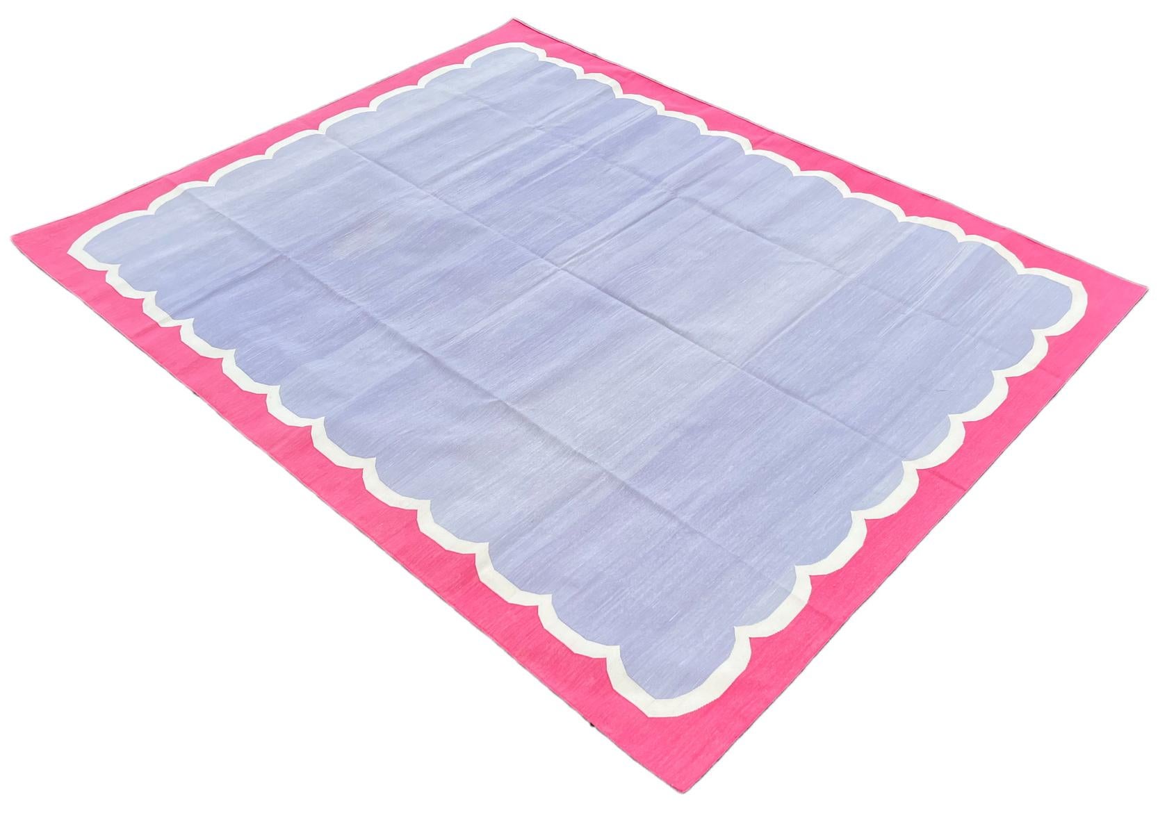 Tappeto in cotone tinto al vegetale Lavanda e rosa a strisce smerlate indiano Dhurrie-8'x10' 
Queste speciali dhurry a trama piatta sono tessute a mano con un filo di cotone 100% a 15 strati. A causa delle speciali tecniche di produzione utilizzate