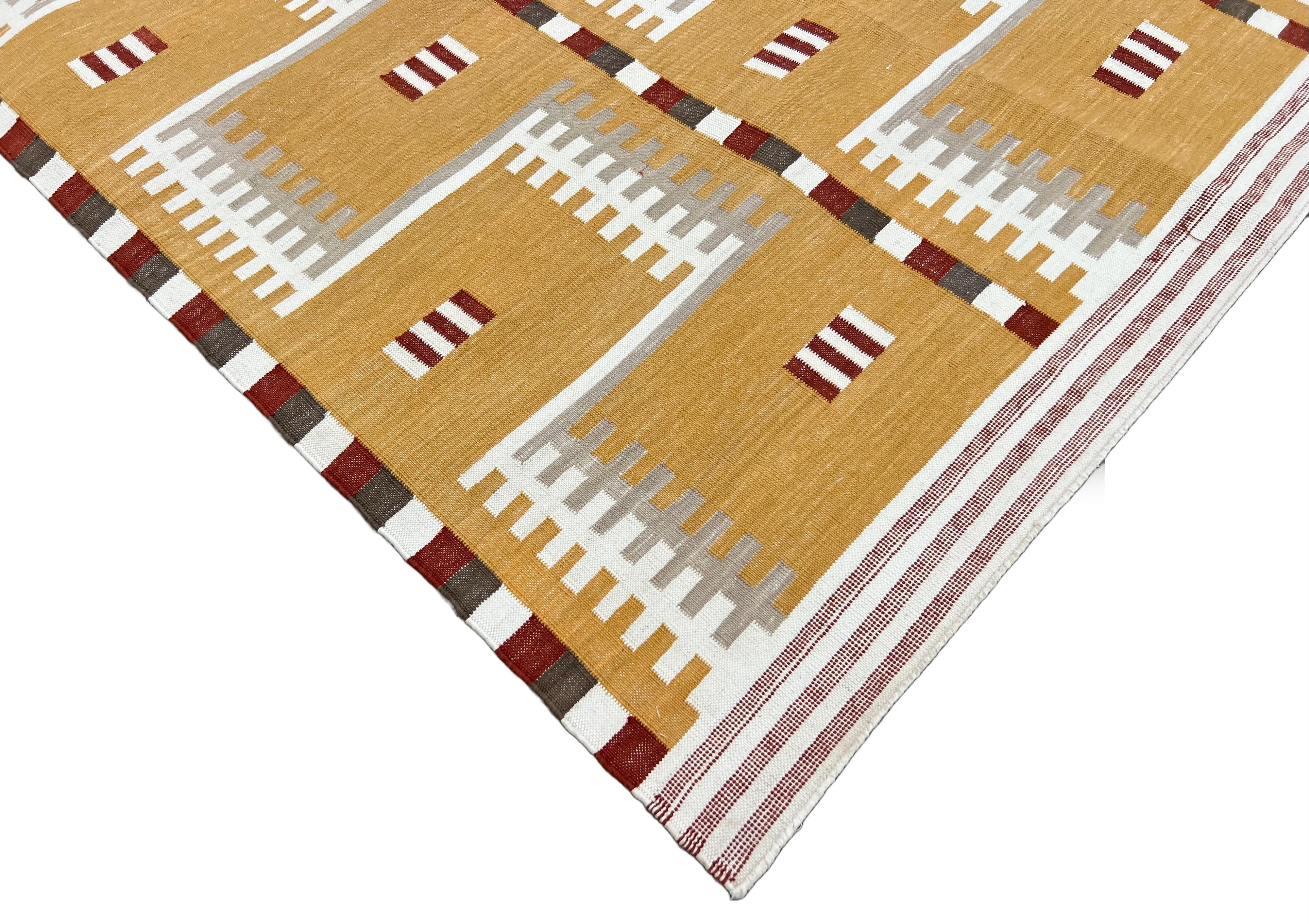 Tappeto a tessitura piatta in cotone fatto a mano, 8x10 Senape Beige Geometrico Indiano Dhurrie in vendita 3