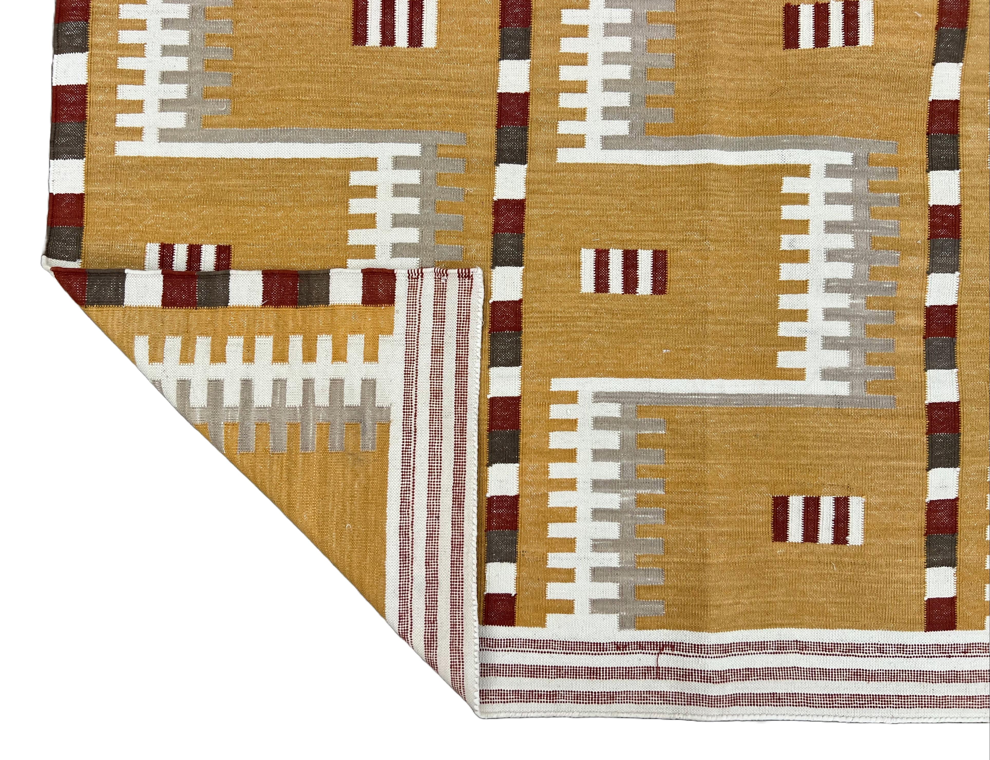 Tessuto a mano Tappeto a tessitura piatta in cotone fatto a mano, 8x10 Senape Beige Geometrico Indiano Dhurrie in vendita
