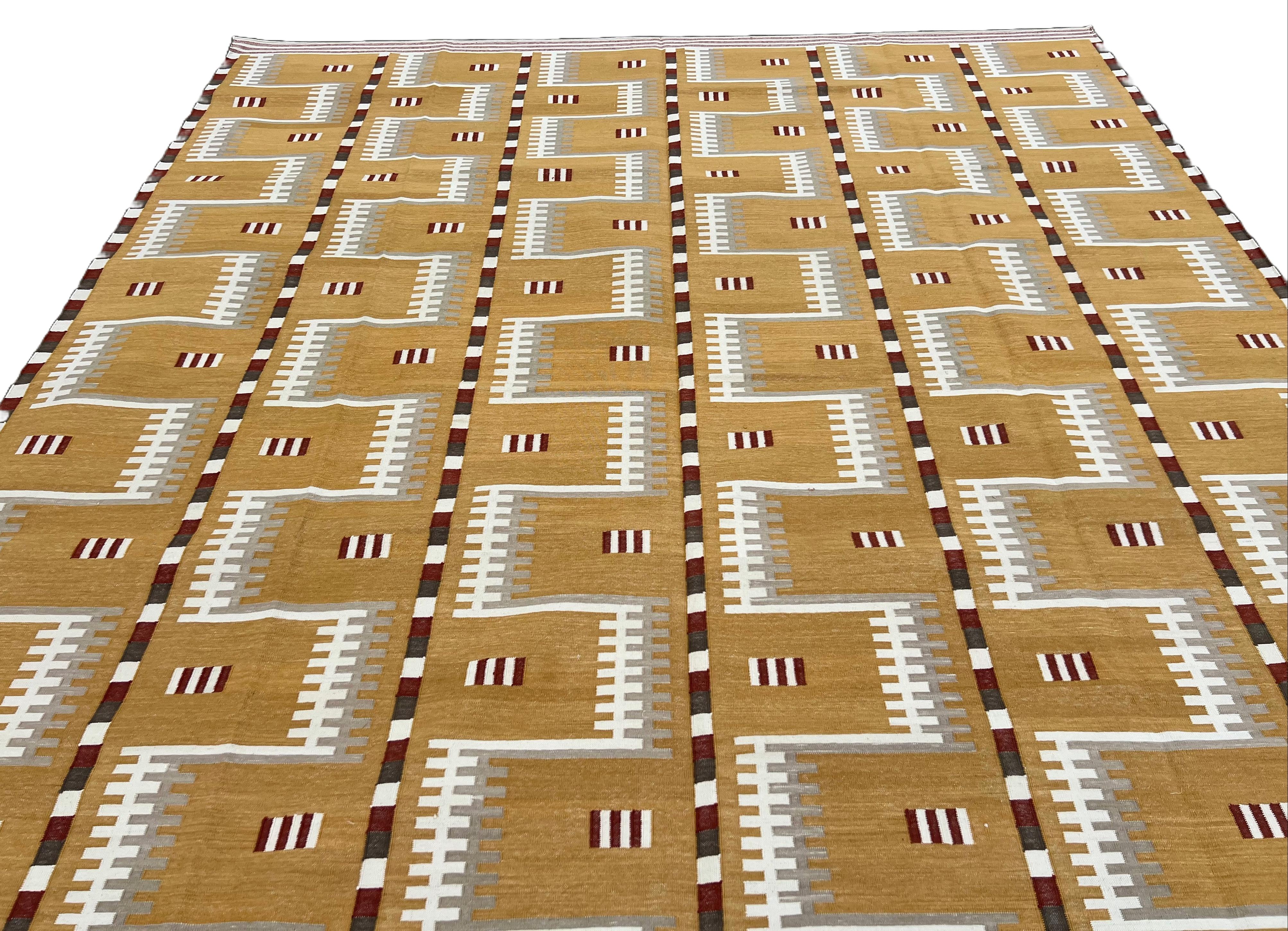 XXI secolo e contemporaneo Tappeto a tessitura piatta in cotone fatto a mano, 8x10 Senape Beige Geometrico Indiano Dhurrie in vendita