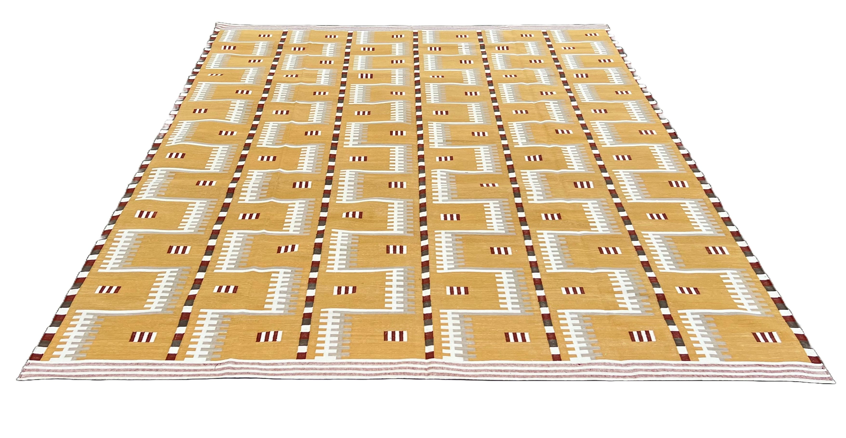 Cotone Tappeto a tessitura piatta in cotone fatto a mano, 8x10 Senape Beige Geometrico Indiano Dhurrie in vendita