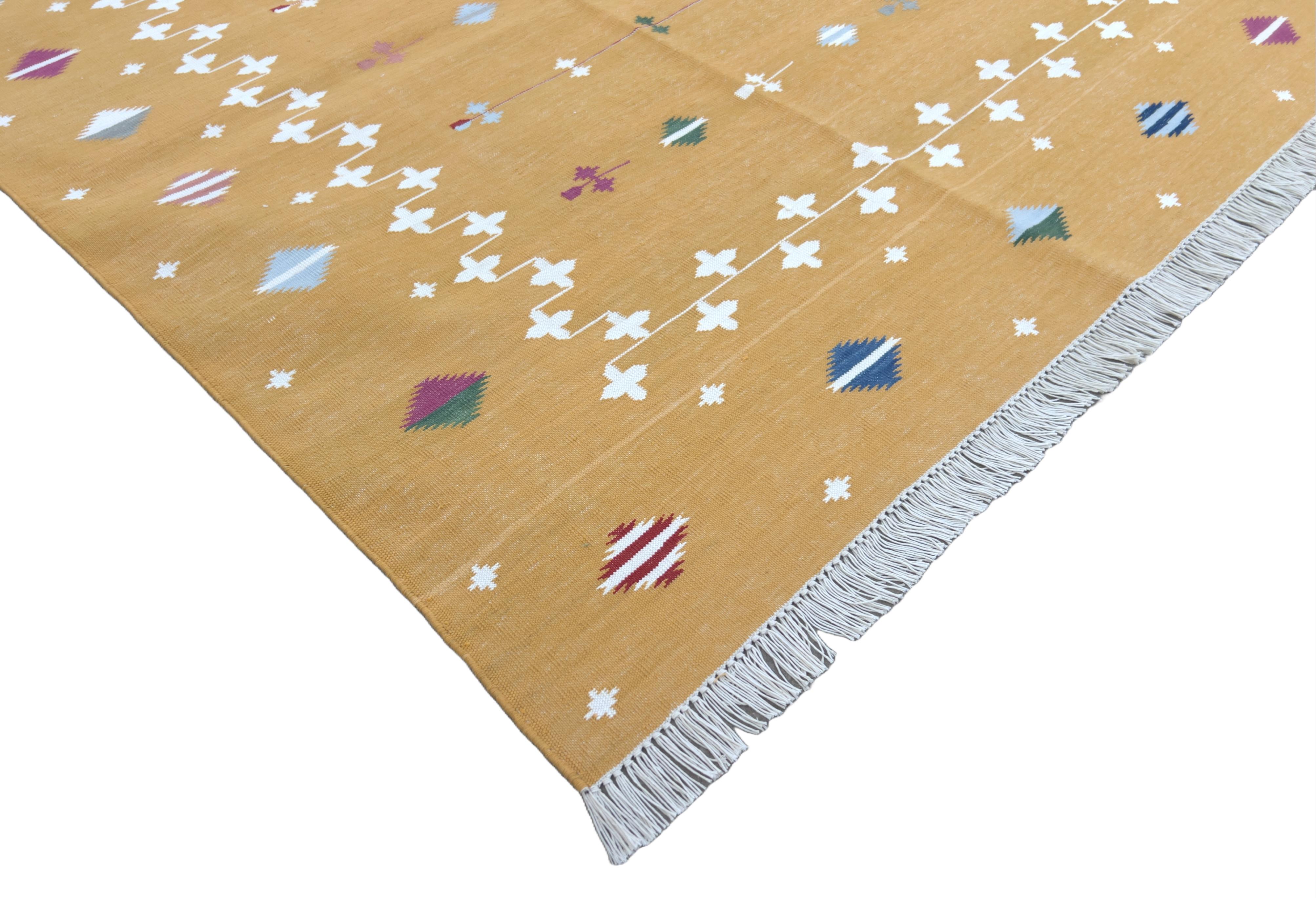 Tapis en coton teint végétal réversible jaune et blanc Indian Shooting Star - 8'x10'
Ces dhurries spéciales à tissage plat sont tissées à la main avec du fil 100 % coton 15 plis. En raison des techniques de fabrication spéciales utilisées pour créer