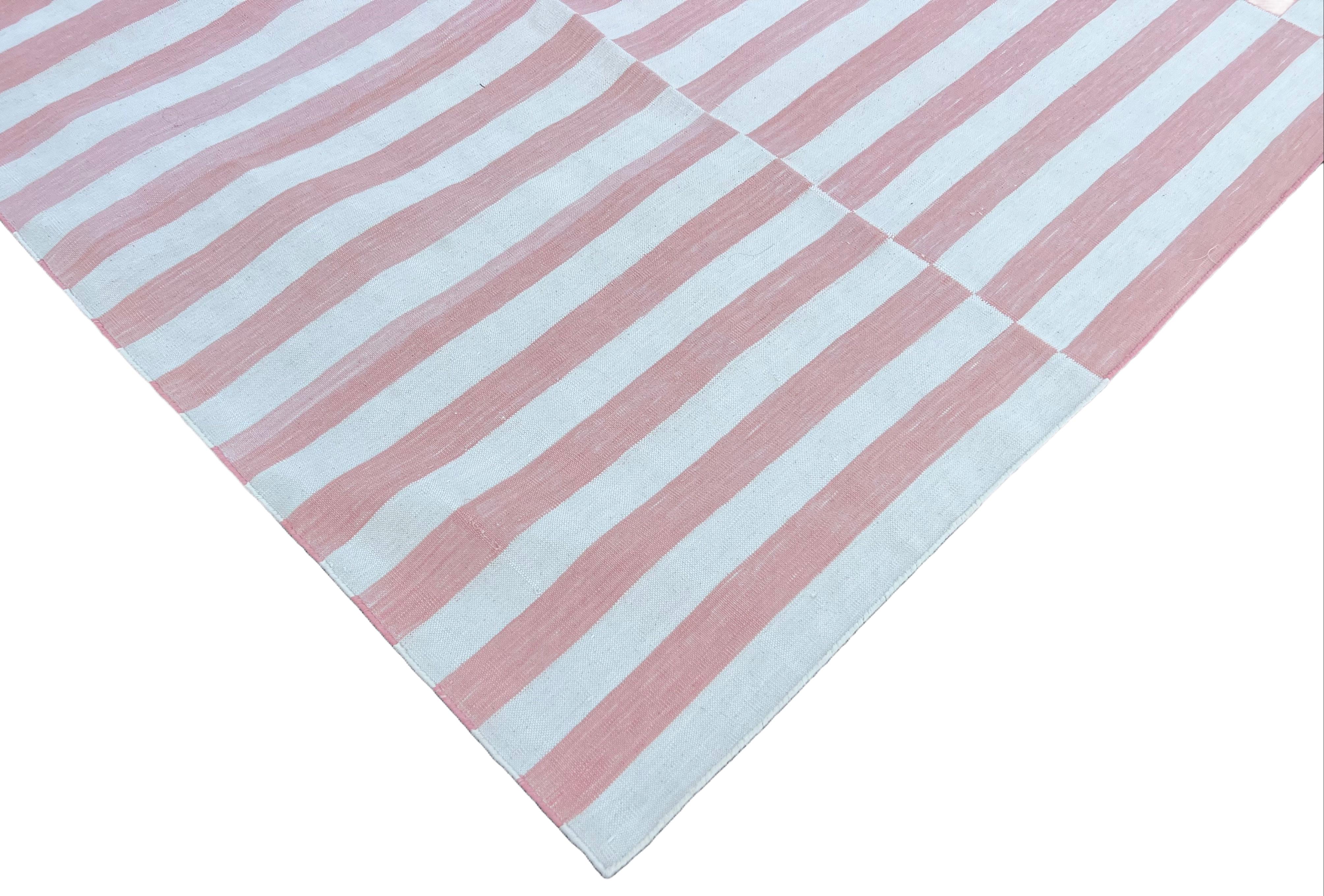 Tappeto a tessitura piatta in cotone fatto a mano, 8x10 a righe bianche e rosa, indiano Dhurrie in vendita 3