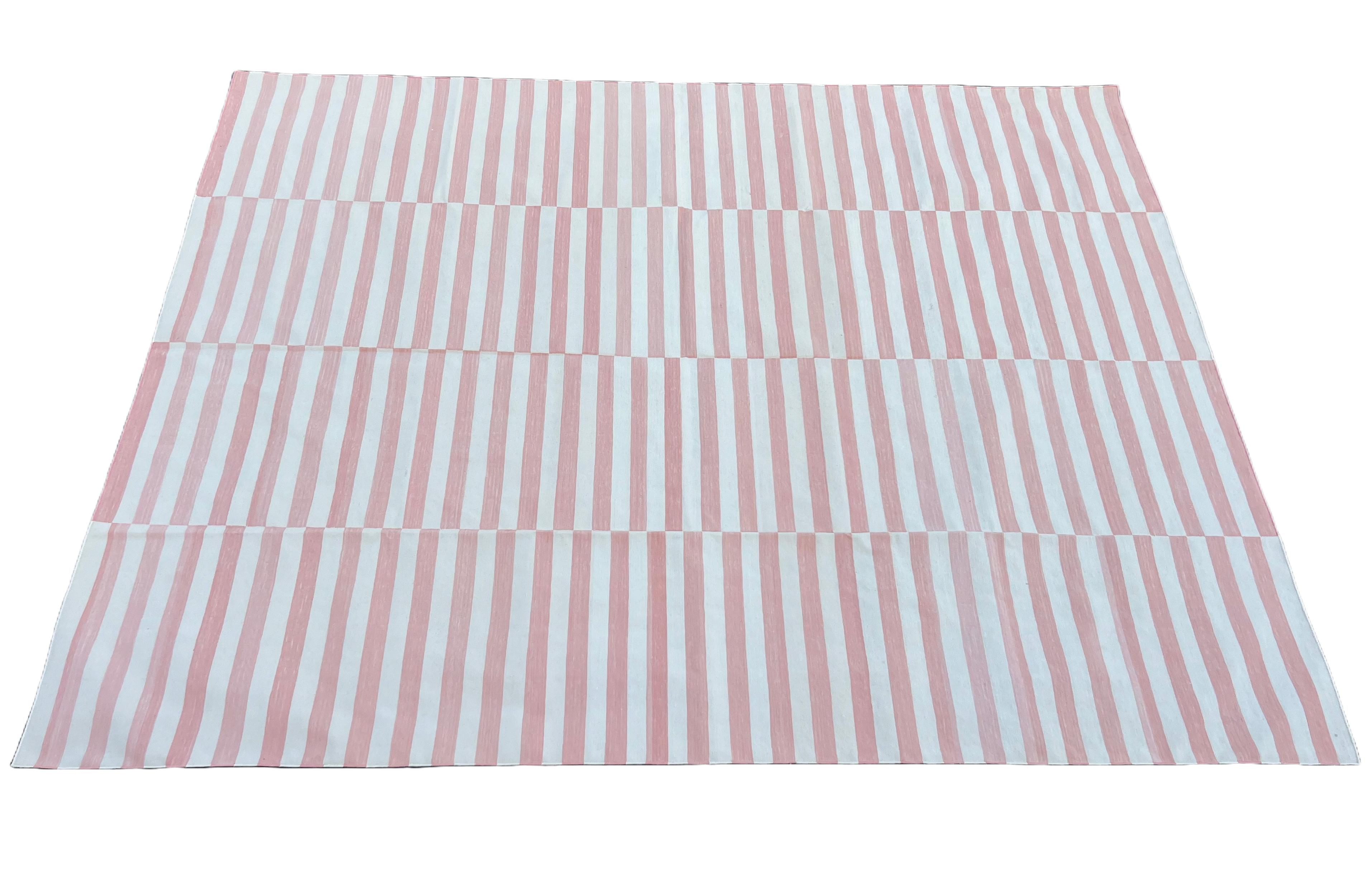 Mid-Century moderno Tappeto a tessitura piatta in cotone fatto a mano, 8x10 a righe bianche e rosa, indiano Dhurrie in vendita