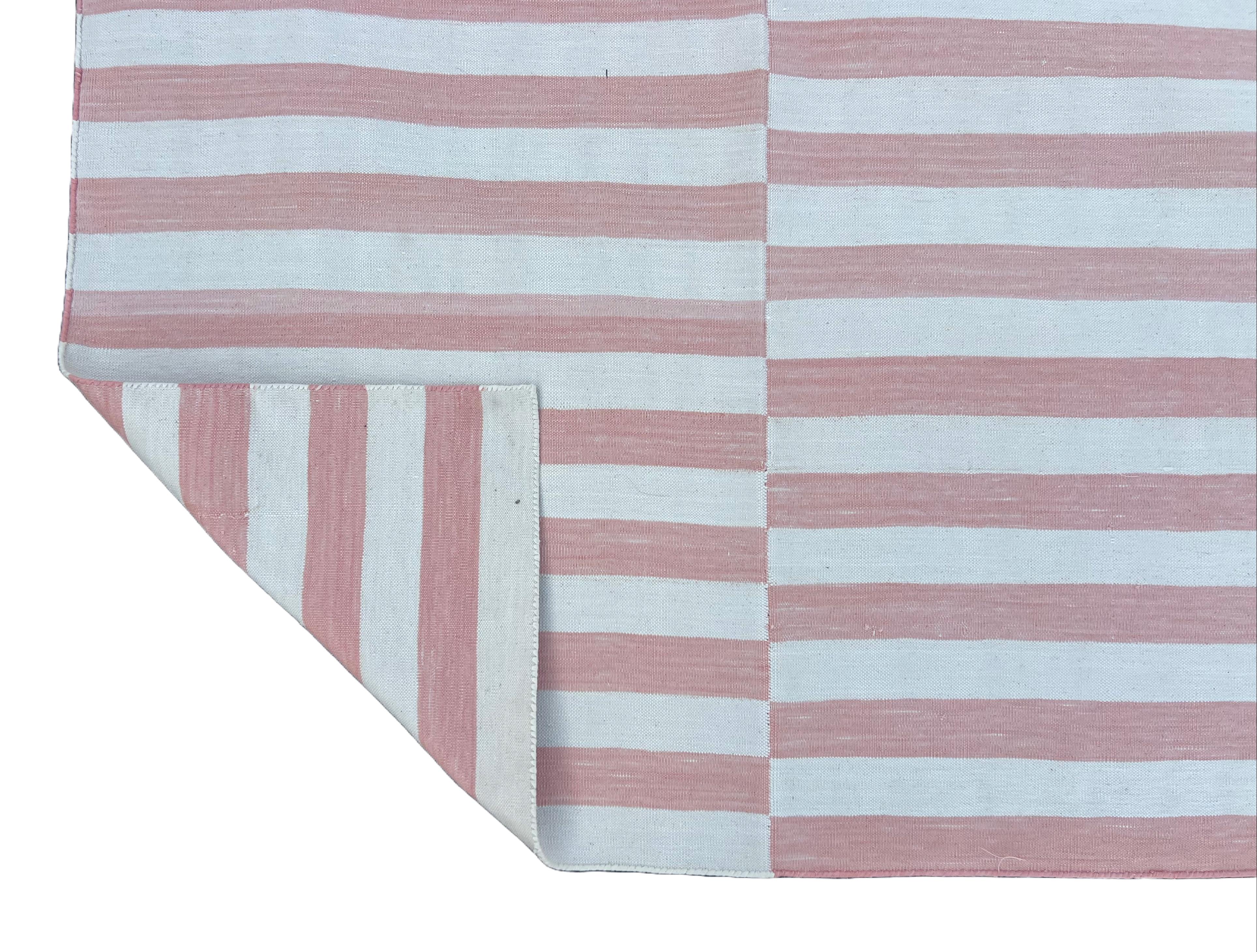 Tessuto a mano Tappeto a tessitura piatta in cotone fatto a mano, 8x10 a righe bianche e rosa, indiano Dhurrie in vendita