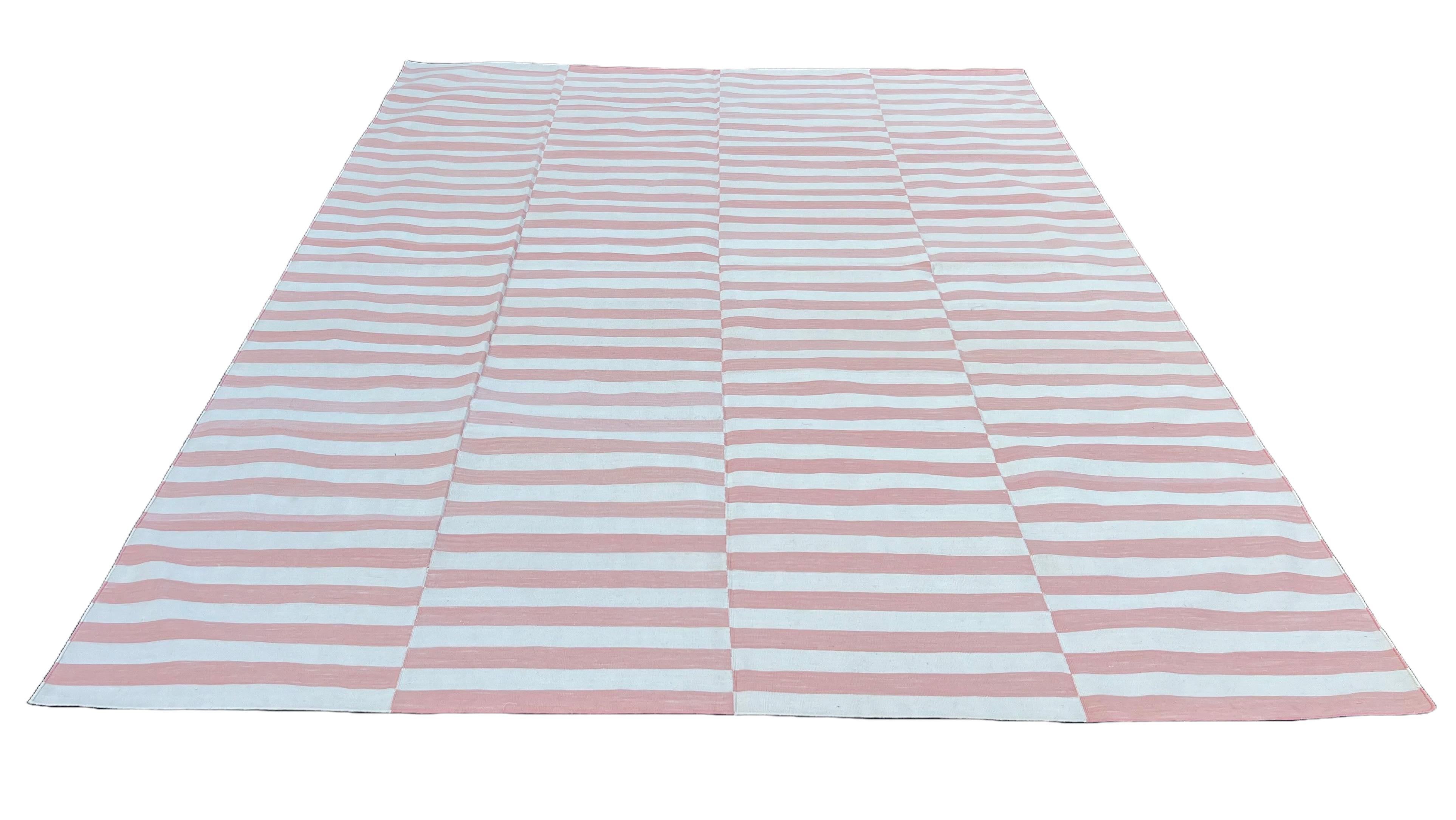 Cotone Tappeto a tessitura piatta in cotone fatto a mano, 8x10 a righe bianche e rosa, indiano Dhurrie in vendita