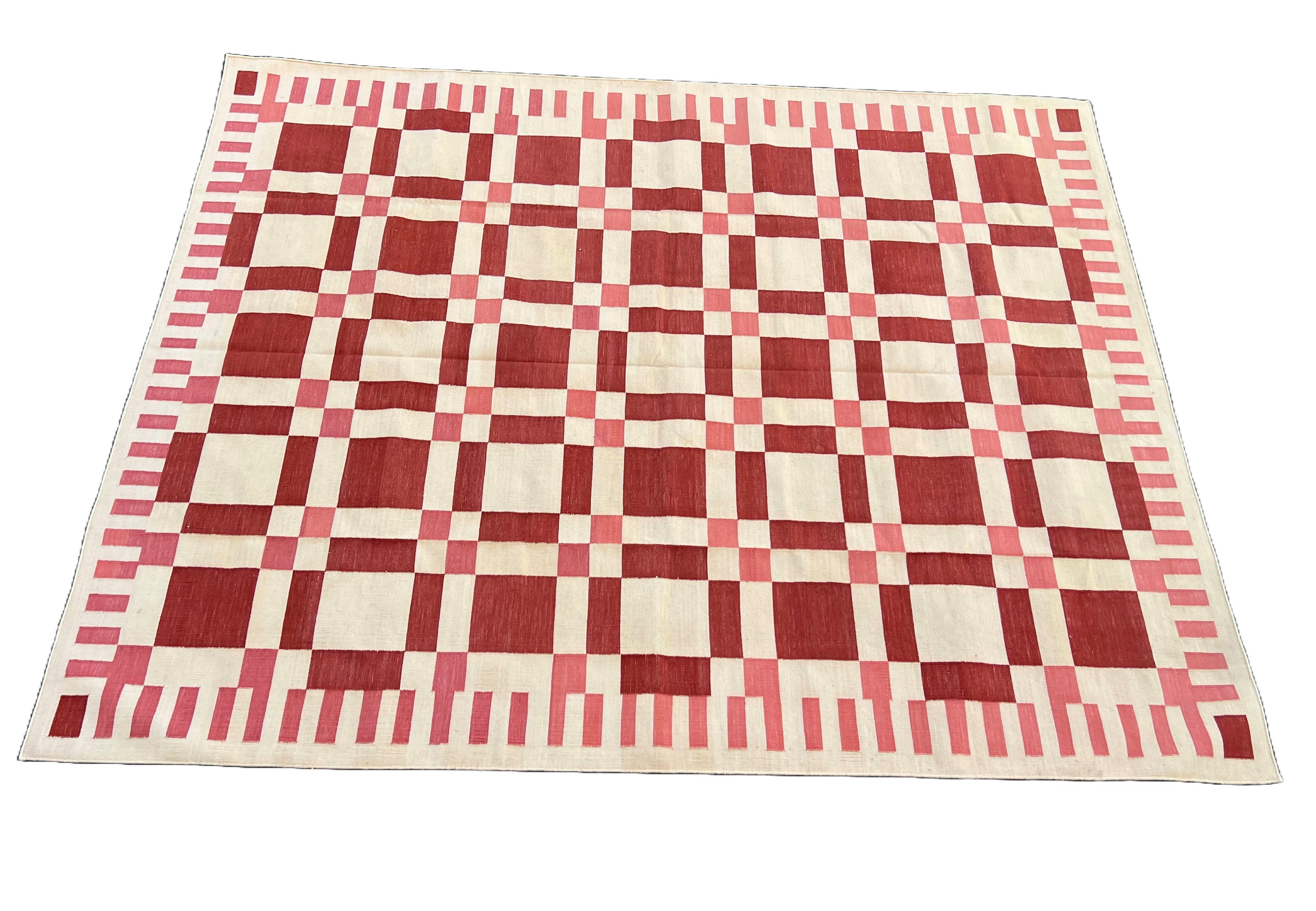 Mid-Century moderno Tappeto a tessitura piatta in cotone fatto a mano, 8x10 Rosso e crema Geometrico Indiano Dhurrie in vendita