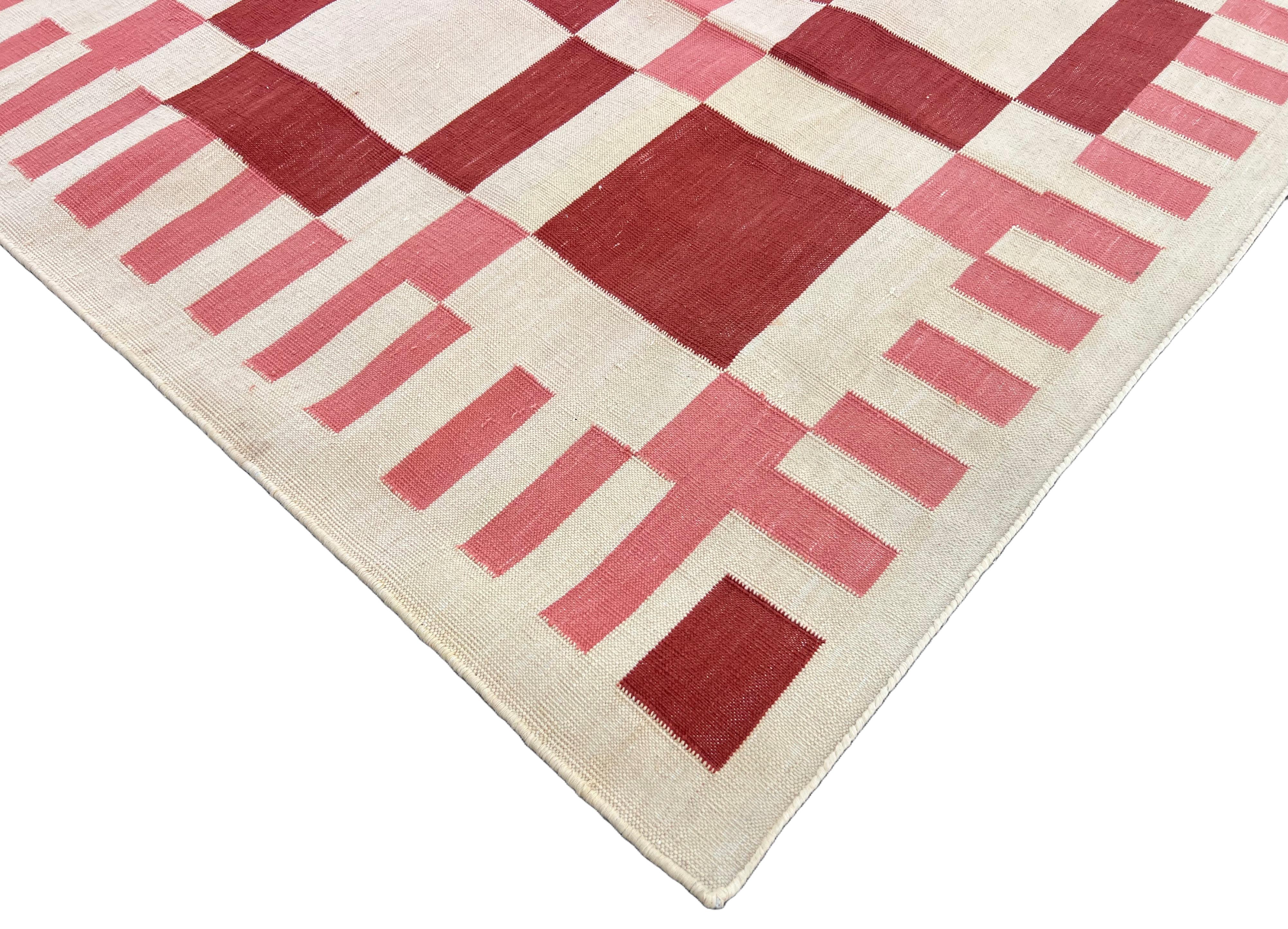 Tessuto a mano Tappeto a tessitura piatta in cotone fatto a mano, 8x10 Rosso e crema Geometrico Indiano Dhurrie in vendita