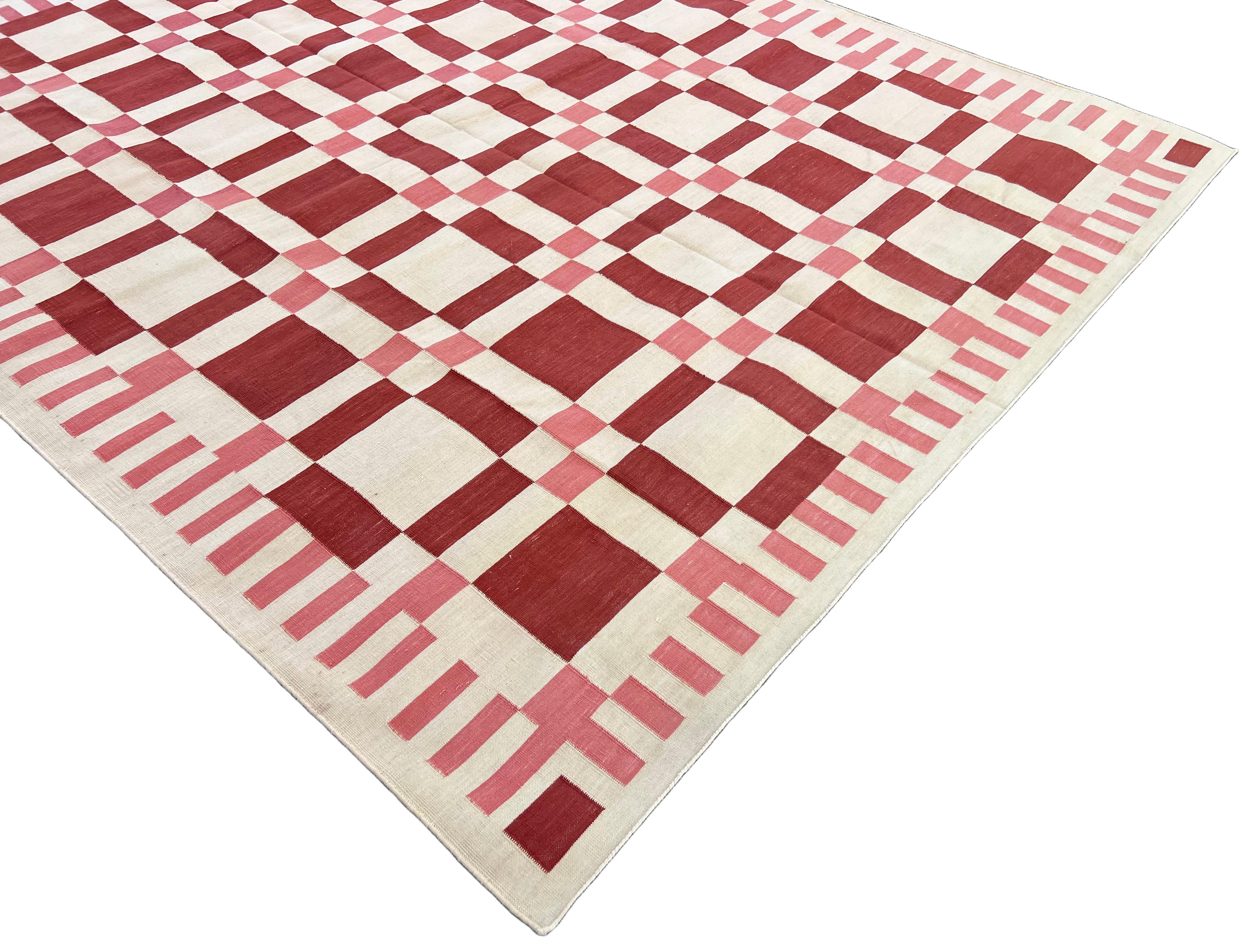 Tappeto a tessitura piatta in cotone fatto a mano, 8x10 Rosso e crema Geometrico Indiano Dhurrie In condizioni Nuovo in vendita a Jaipur, IN