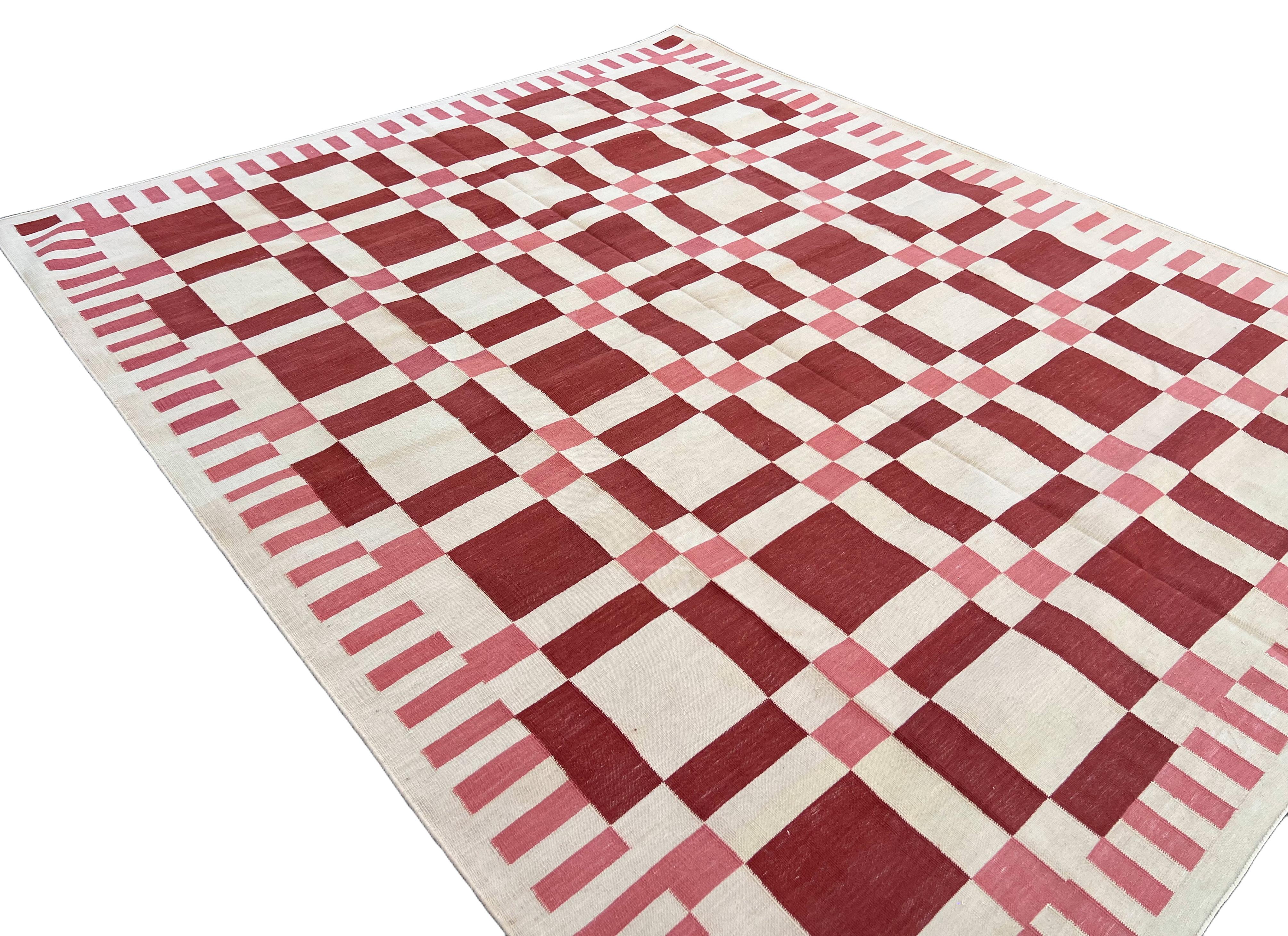XXI secolo e contemporaneo Tappeto a tessitura piatta in cotone fatto a mano, 8x10 Rosso e crema Geometrico Indiano Dhurrie in vendita