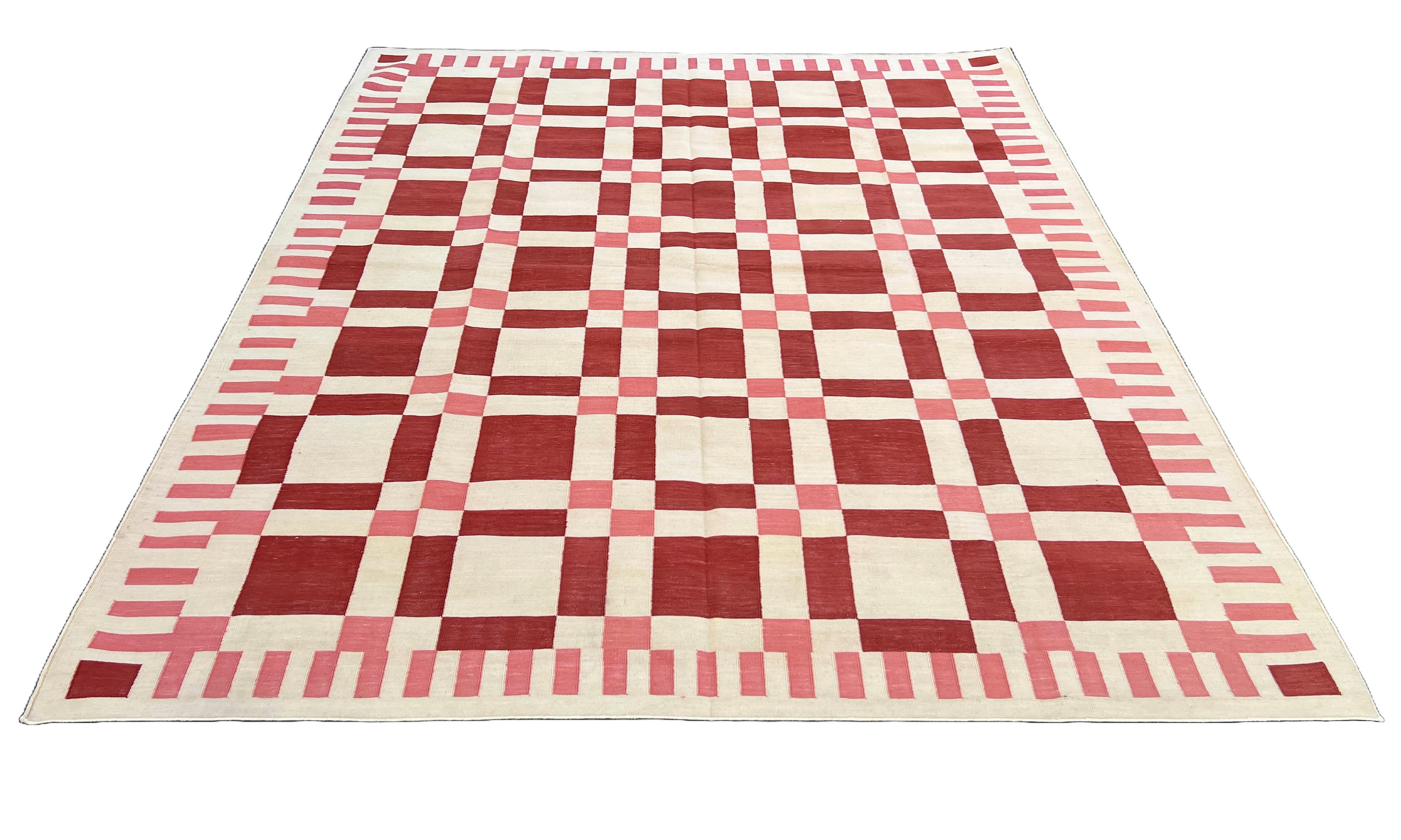 Cotone Tappeto a tessitura piatta in cotone fatto a mano, 8x10 Rosso e crema Geometrico Indiano Dhurrie in vendita