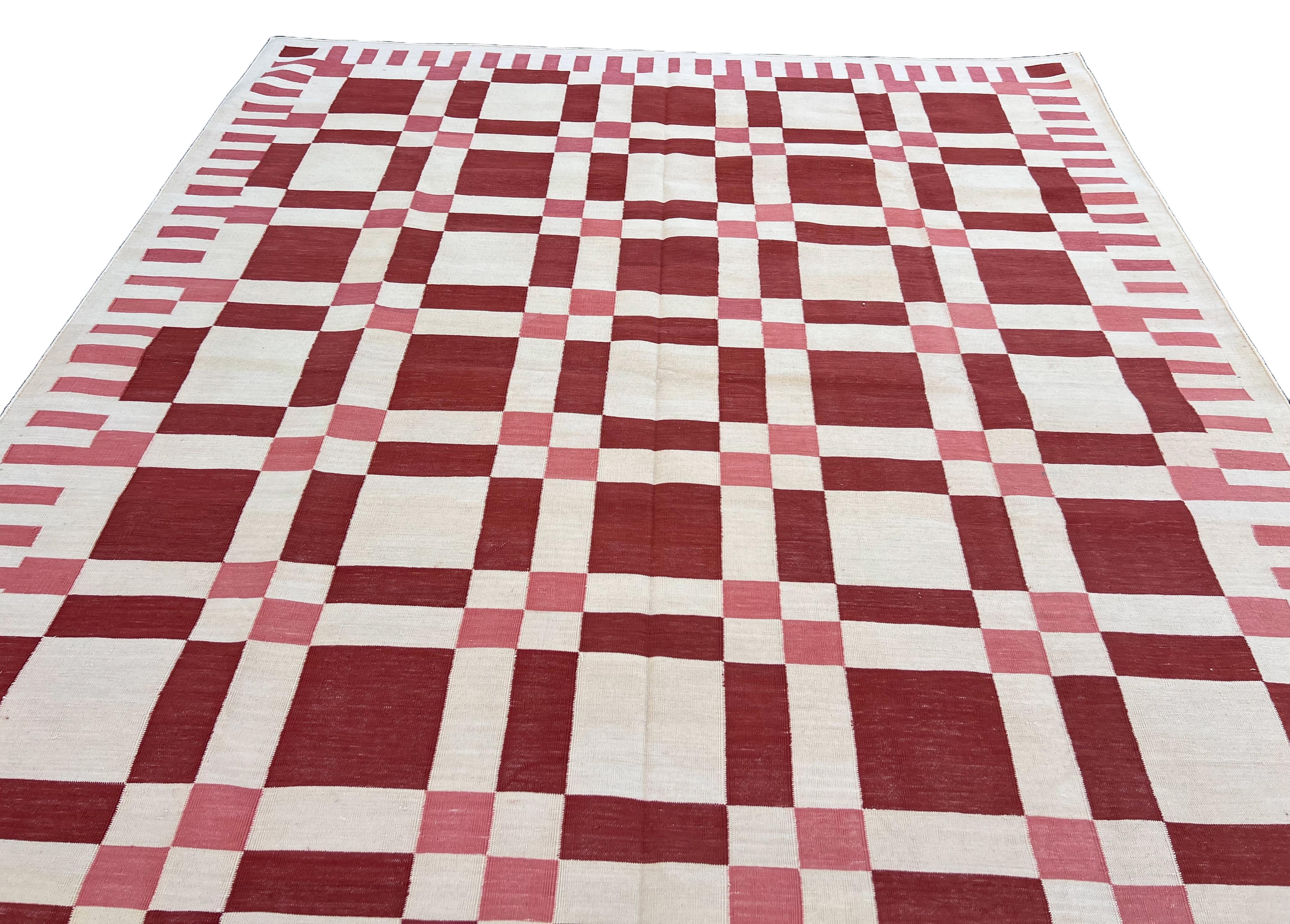 Tappeto a tessitura piatta in cotone fatto a mano, 8x10 Rosso e crema Geometrico Indiano Dhurrie in vendita 1