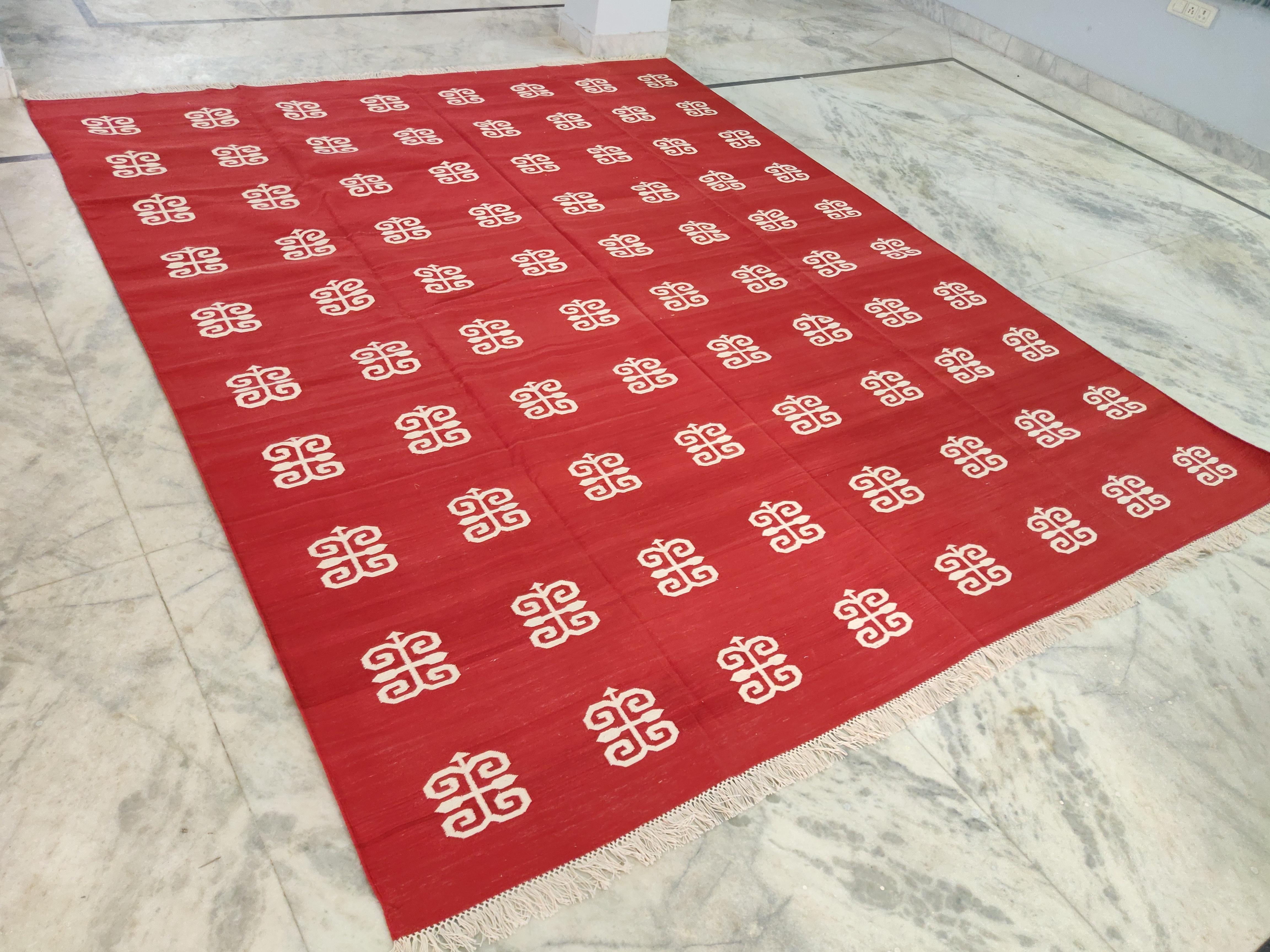 Tappeto Dhurrie indiano in cotone tinto al vegetale con diamanti bianchi e rossi 8'x10' 
Queste speciali dhurry a trama piatta sono tessute a mano con un filo di cotone 100% a 15 strati. A causa delle speciali tecniche di produzione utilizzate per