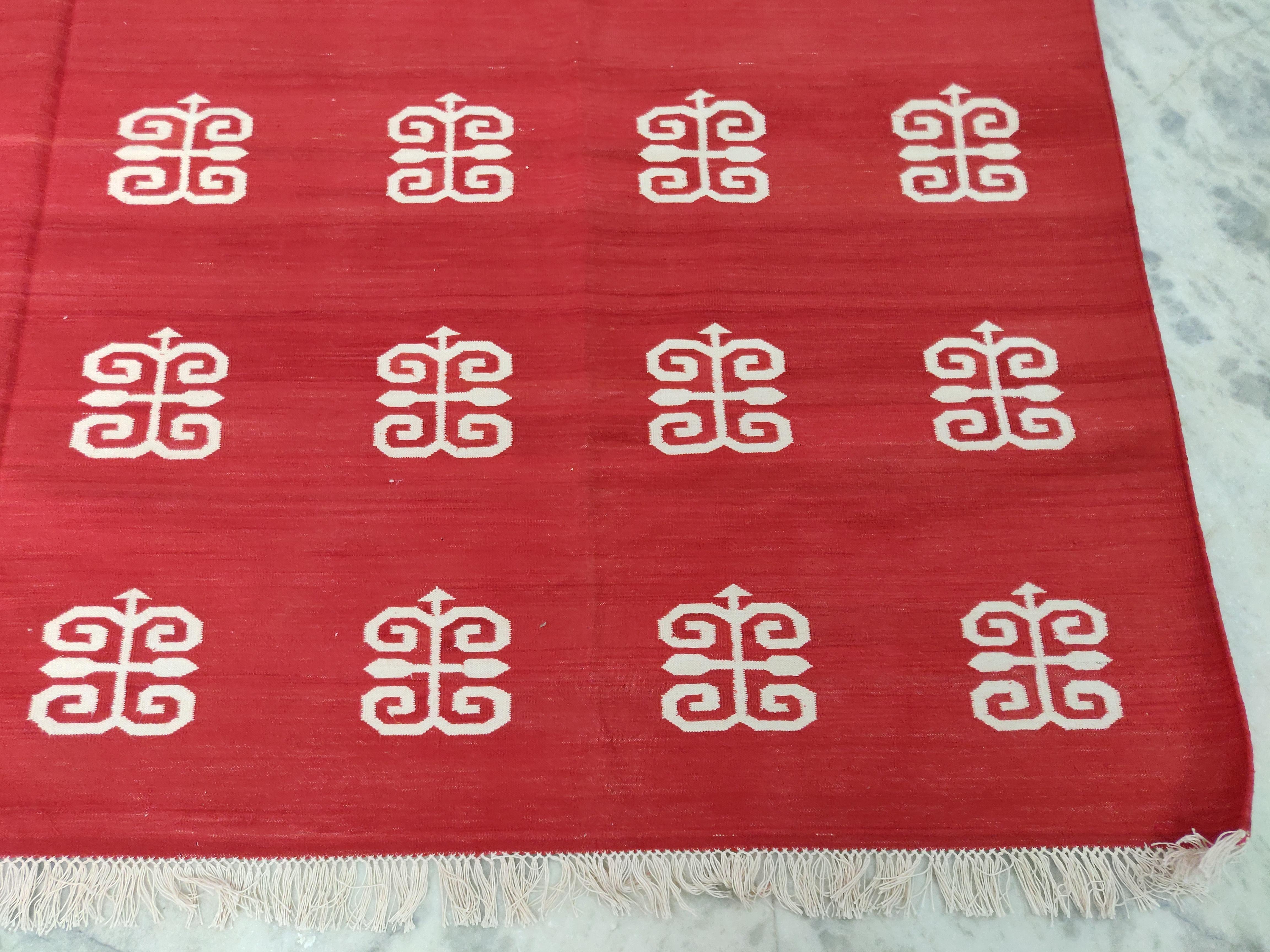 Contemporary Handmade Cotton Area Flat Weave Rug, 8x10 Red And White Diamond Indian Dhurrie For Sale