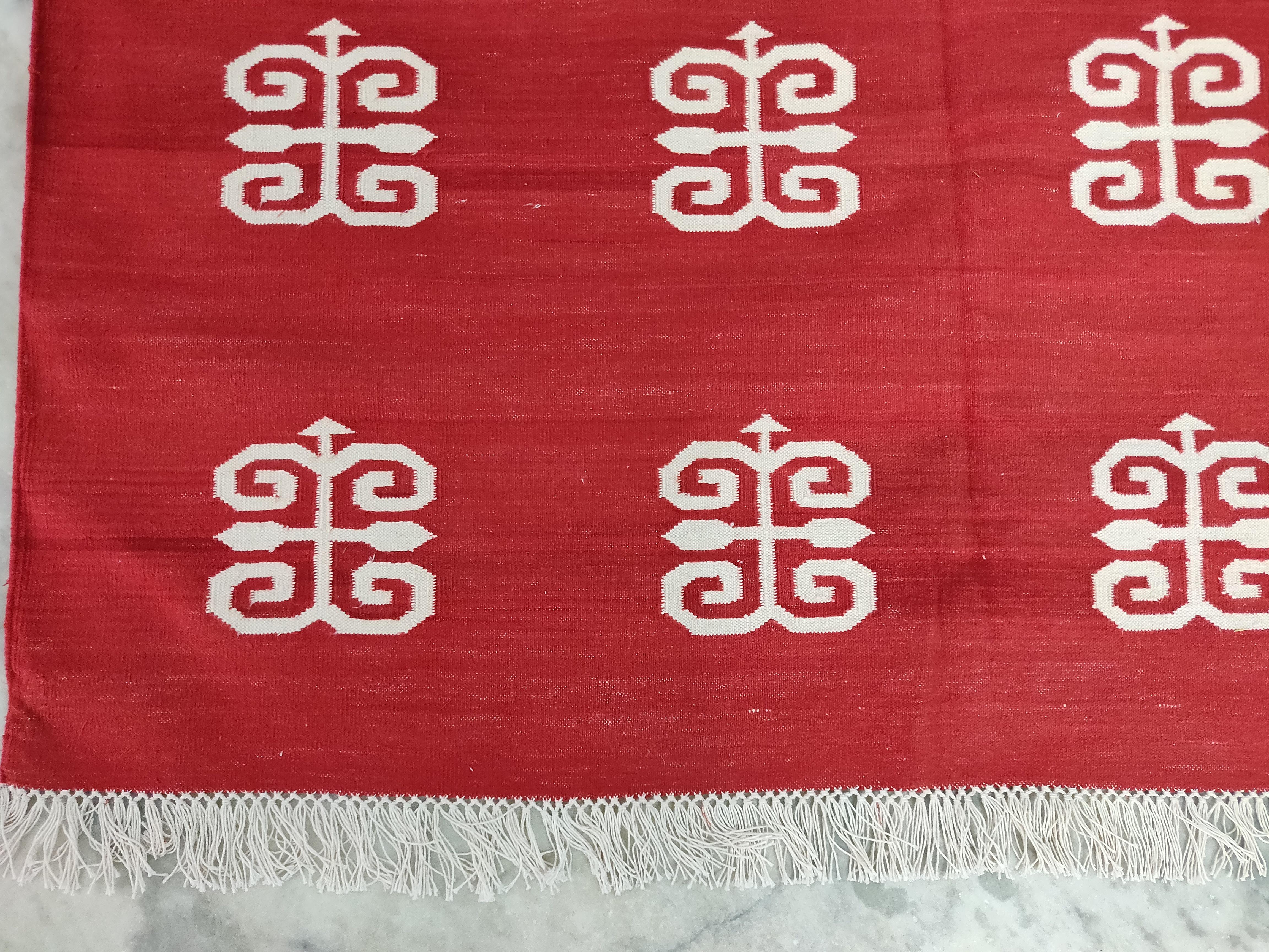 Handmade Cotton Area Flat Weave Rug, 8x10 Red And White Diamond Indian Dhurrie For Sale 3