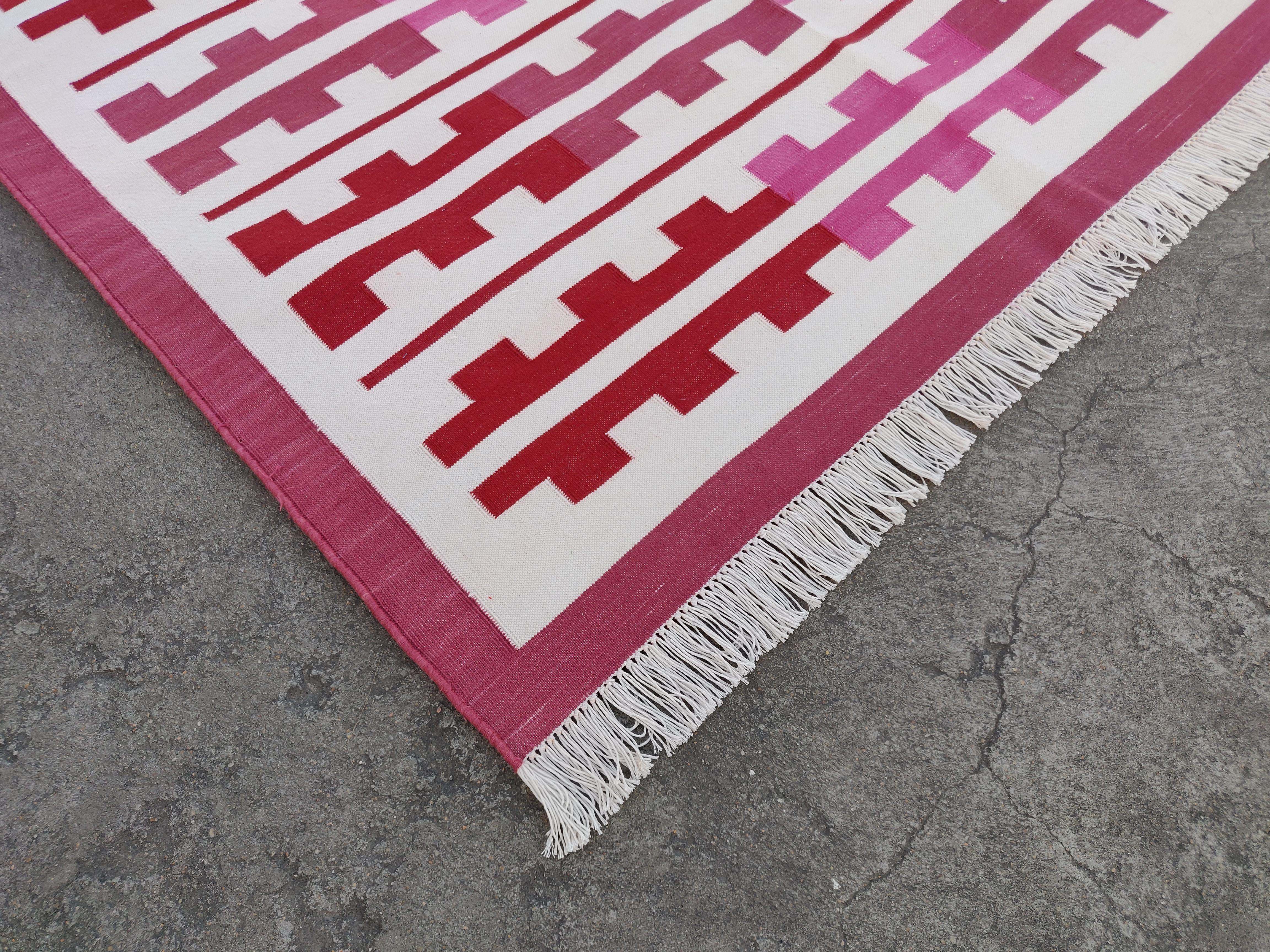 Tapis Marianne en coton naturel teint dans la masse, rouge, rose et crème, à rayures, 240x300cm (8'x10')

Ces dhurries spéciales à tissage plat sont tissées à la main avec du fil 100 % coton 15 plis. En raison des techniques de fabrication spéciales