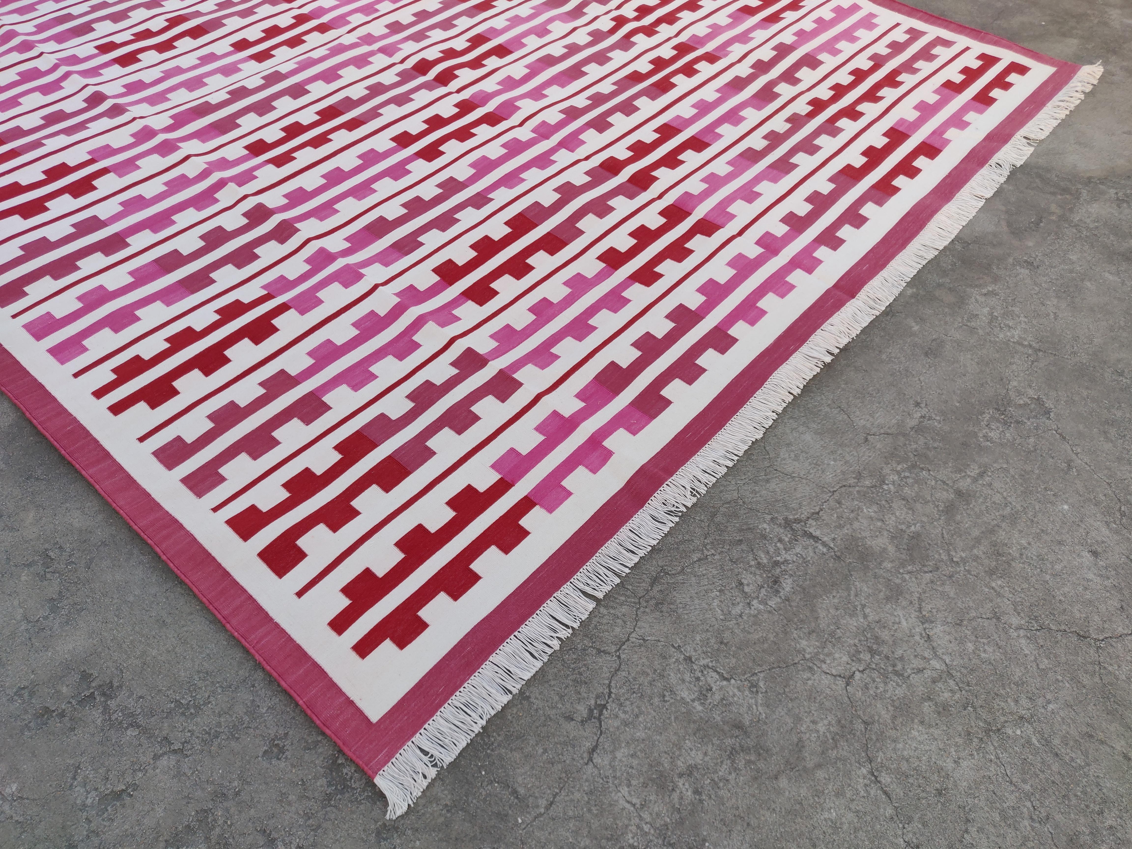 Mid-Century Modern Tapis en coton tissé à plat, 8x10 Rouge et blanc rayé Marianne Dhurrie en vente