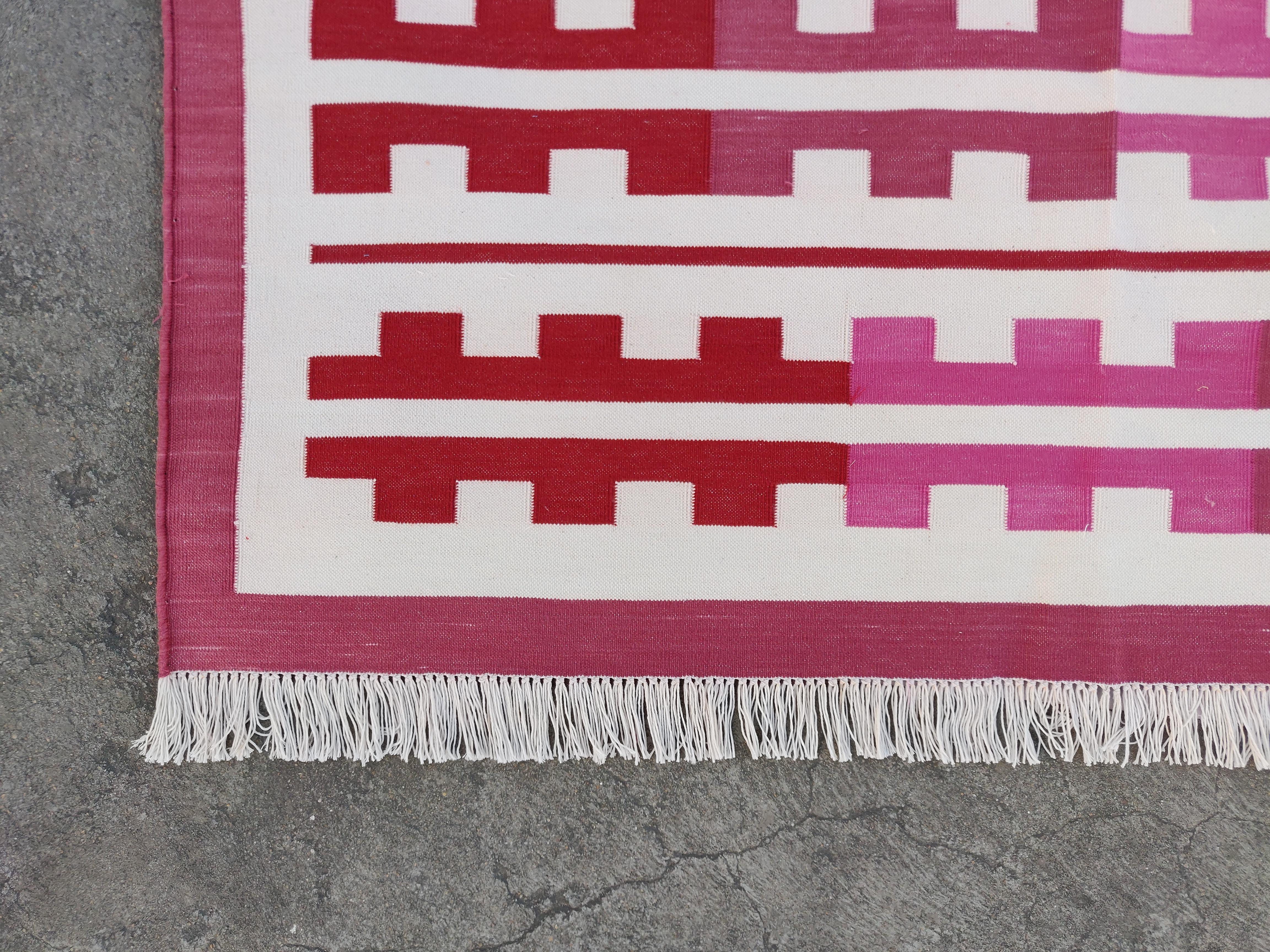 Tissé à la main Tapis en coton tissé à plat, 8x10 Rouge et blanc rayé Marianne Dhurrie en vente