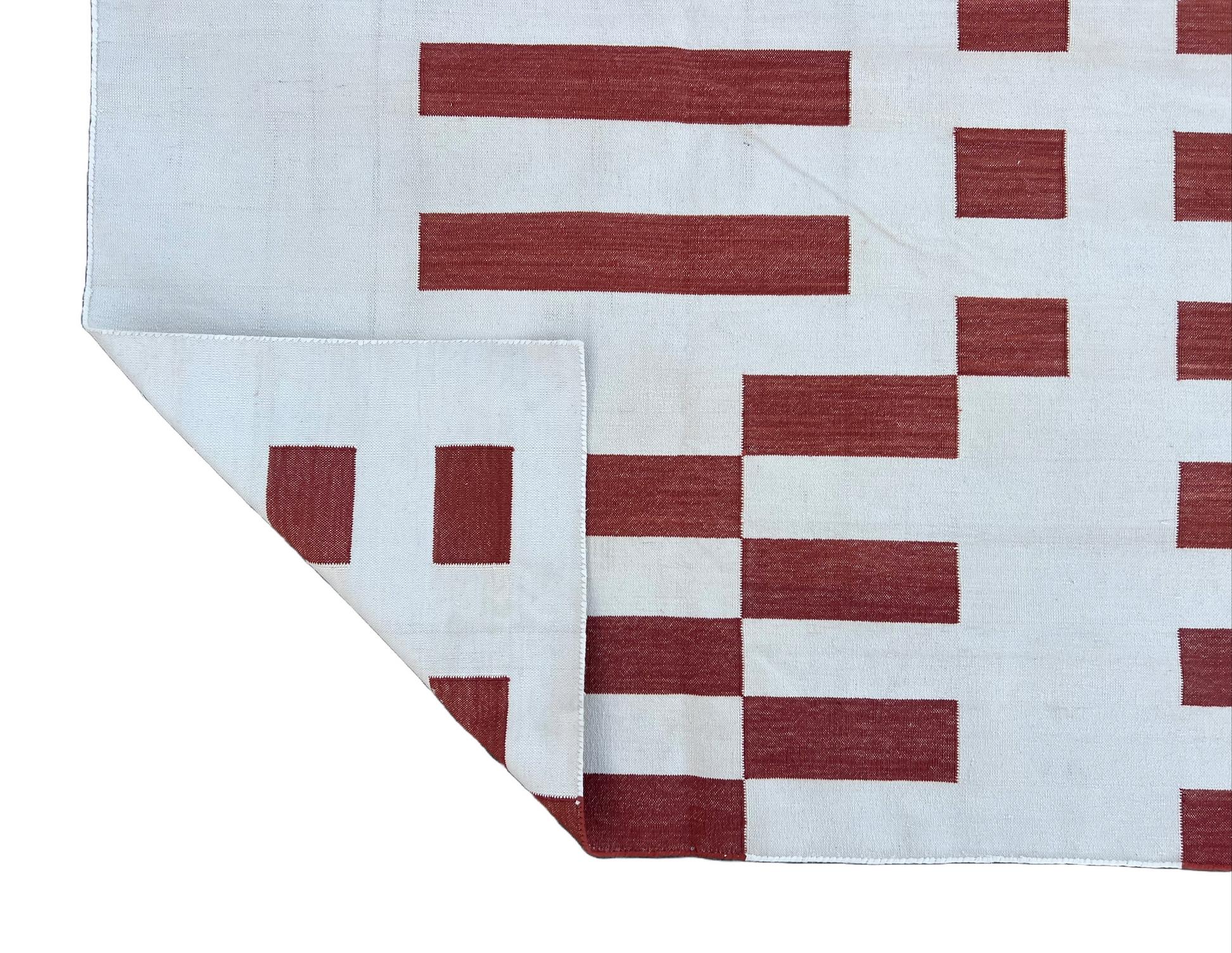 Handgefertigter flacher Baumwollteppich mit Flachgewebe, 8x10 rot-weiß gestreifter indischer Dhurrie im Angebot 3