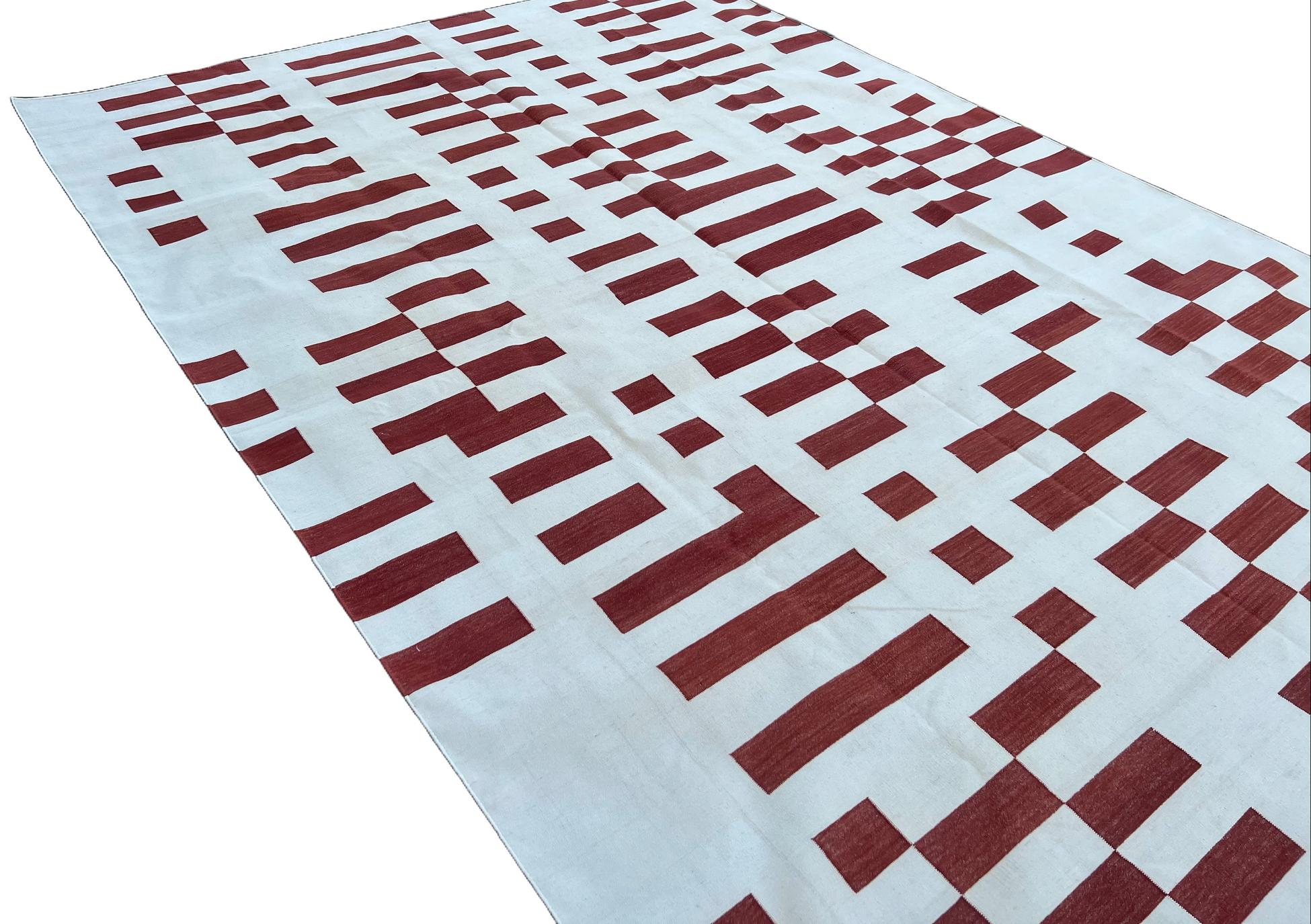 Handgefertigter flacher Baumwollteppich mit Flachgewebe, 8x10 rot-weiß gestreifter indischer Dhurrie im Zustand „Neu“ im Angebot in Jaipur, IN