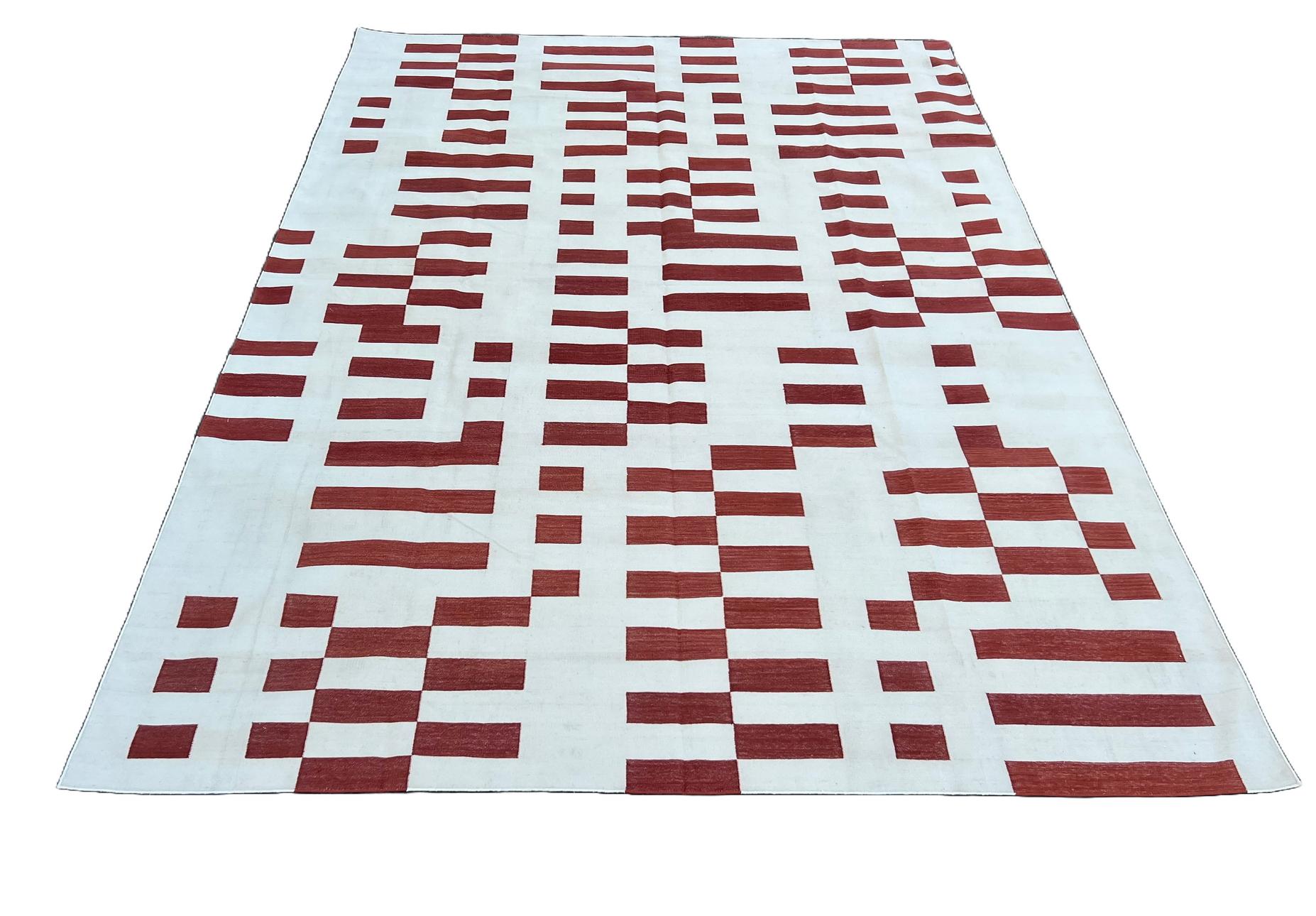 XXI secolo e contemporaneo Tappeto a tessitura piatta in cotone fatto a mano, 8x10 a righe bianche e rosse, indiano Dhurrie in vendita