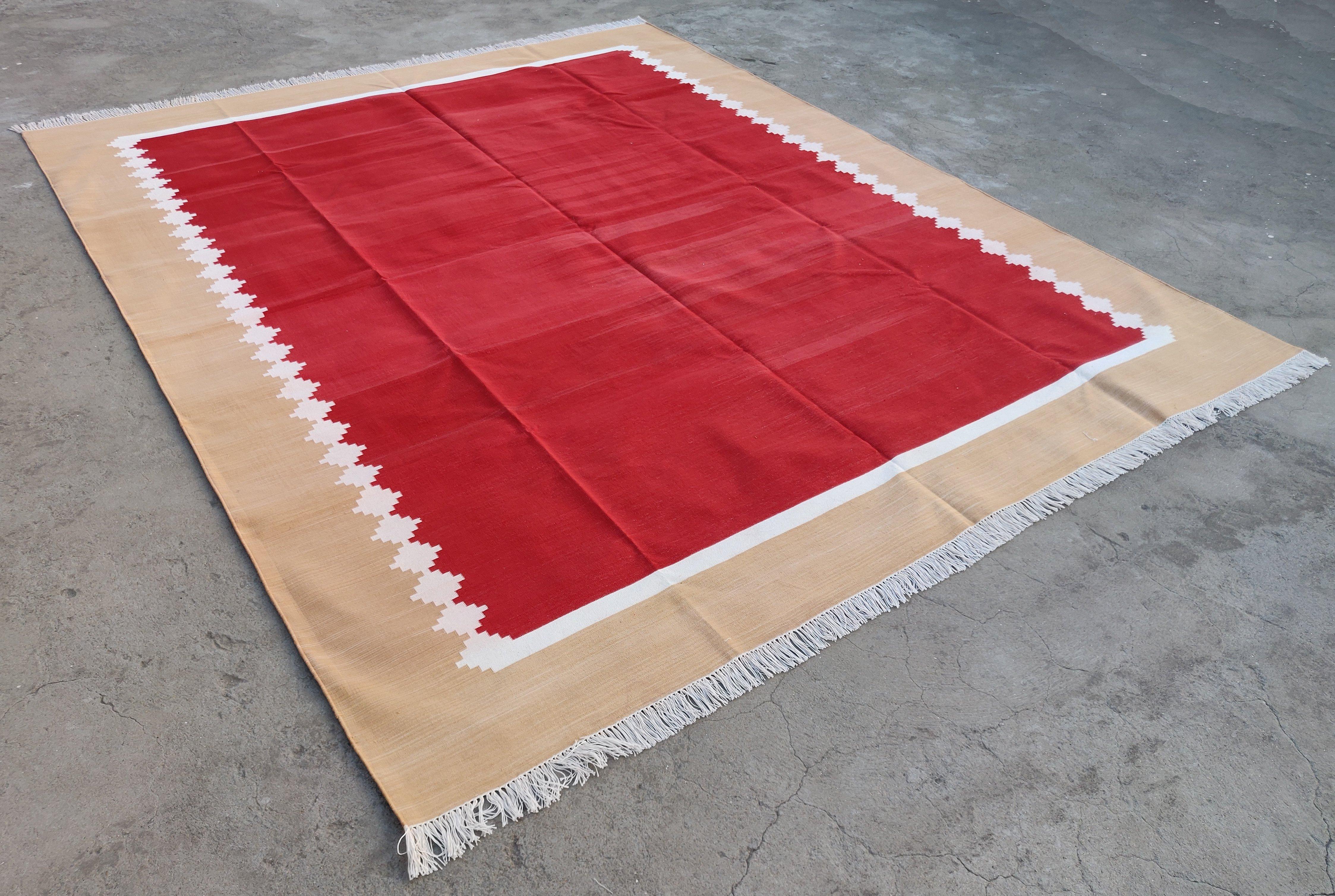 Alfombra India de Algodón Natural Teñida de Vegetal Rojo, Crema y Tan 8'x10'

Estas dhurries especiales de tejido plano están tejidas a mano con hilo de 15 cabos de algodón 100%. Debido a las técnicas especiales de fabricación utilizadas para crear