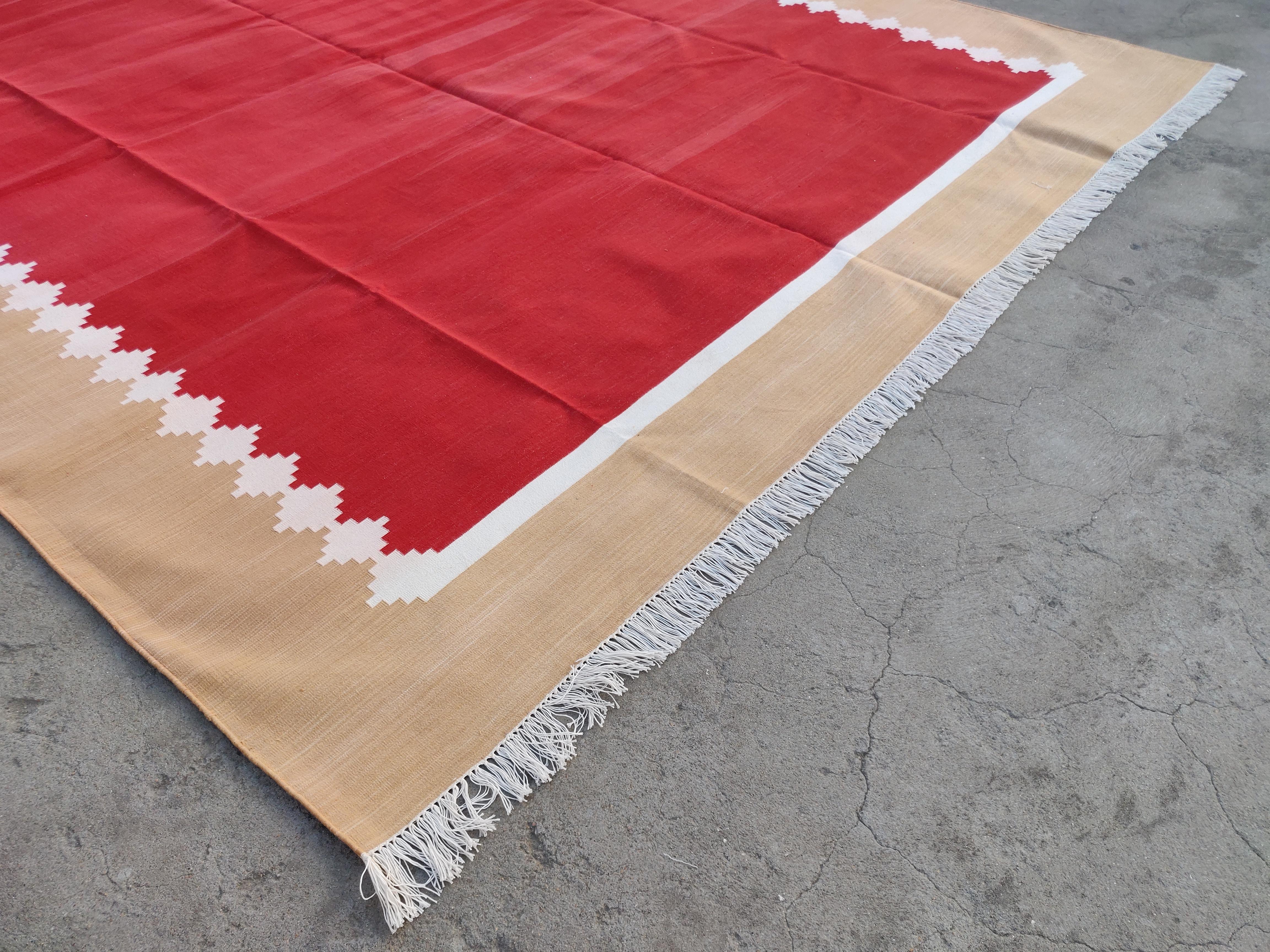 Alfombra de algodón hecha a mano de tejido plano, 8x10 roja, con estrellas color tostado Dhurrie india Moderno de mediados de siglo en venta