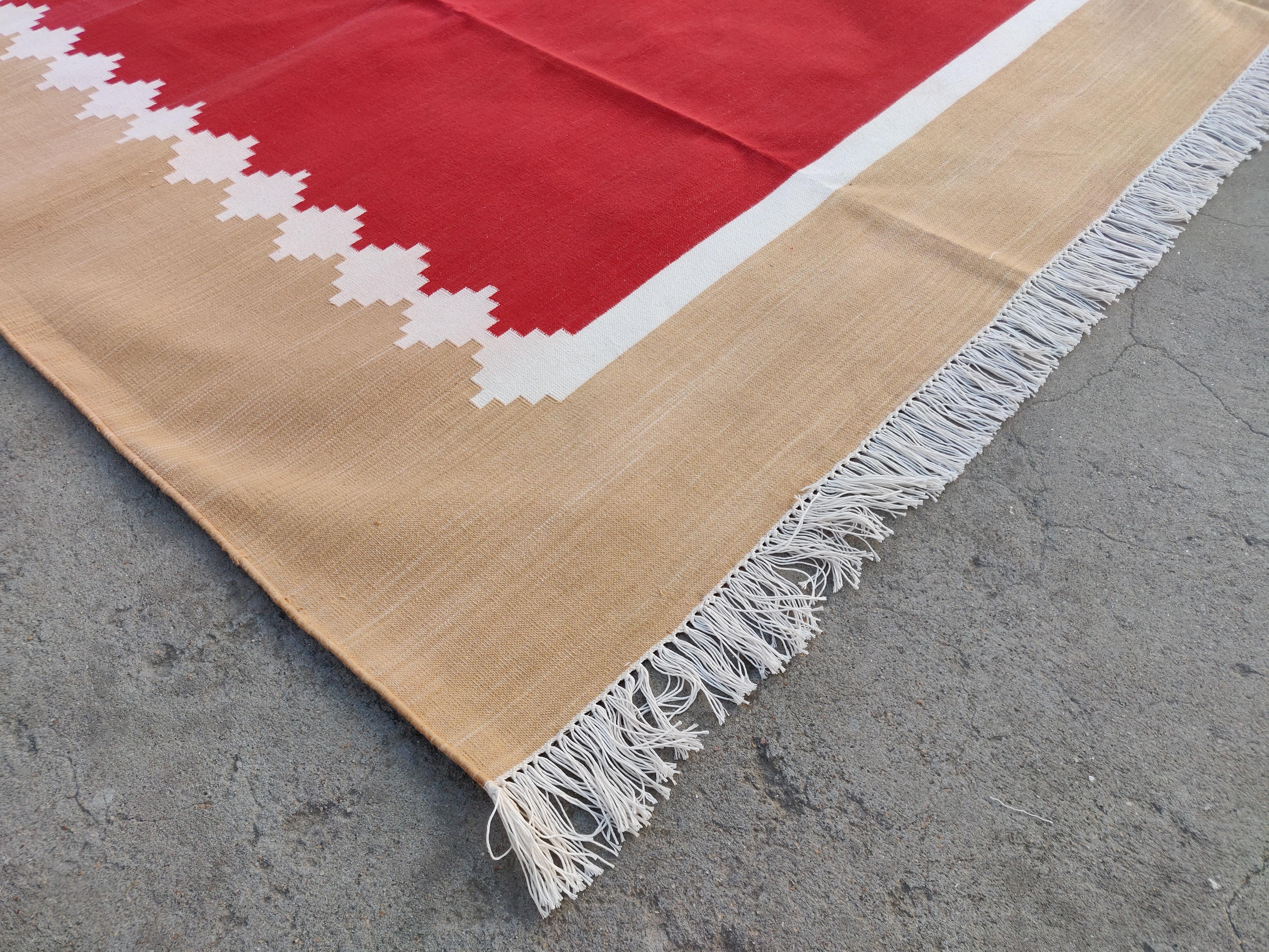 Alfombra de algodón hecha a mano de tejido plano, 8x10 roja, con estrellas color tostado Dhurrie india Indio en venta