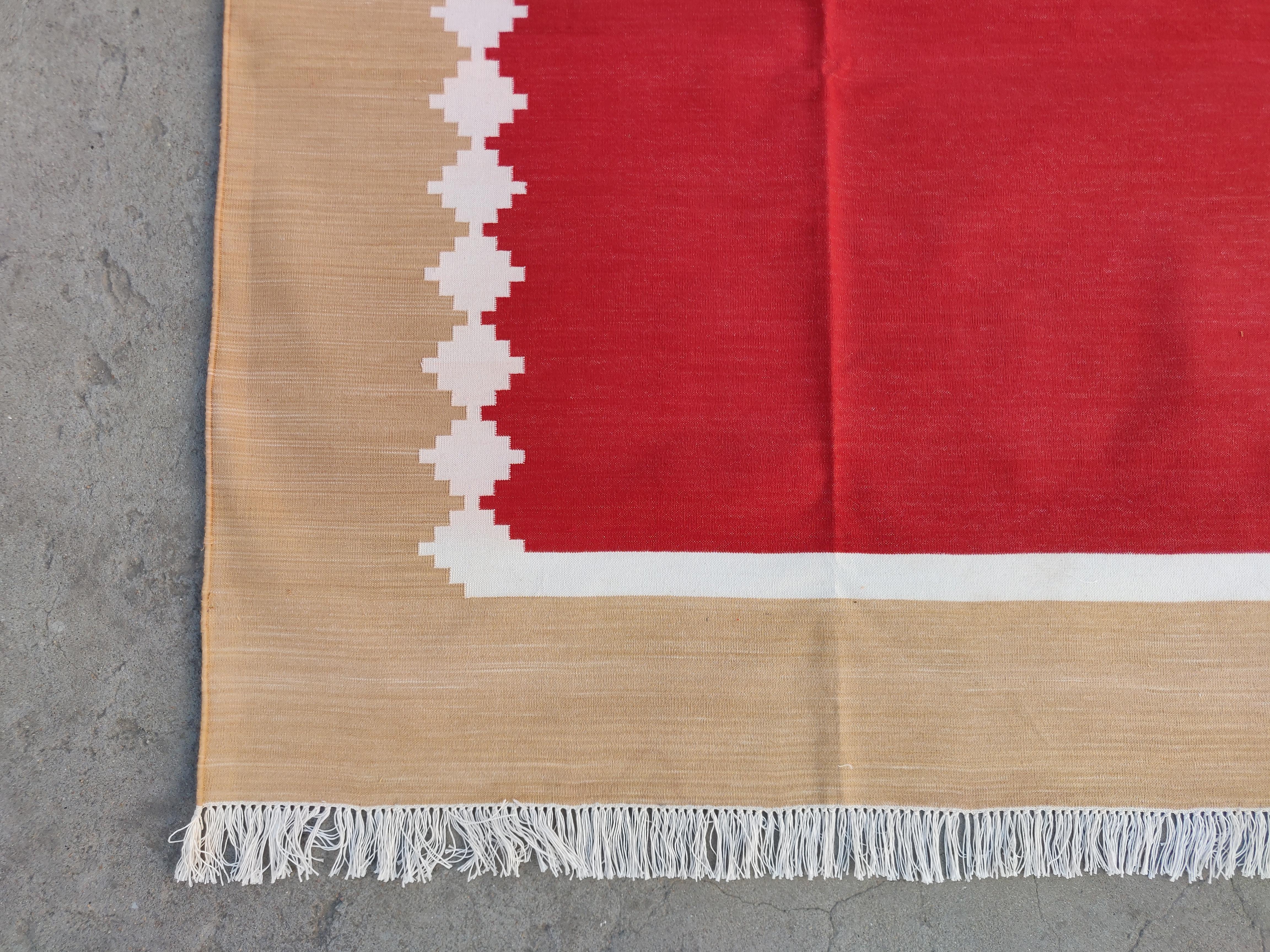 Alfombra de algodón hecha a mano de tejido plano, 8x10 roja, con estrellas color tostado Dhurrie india Siglo XXI y contemporáneo en venta