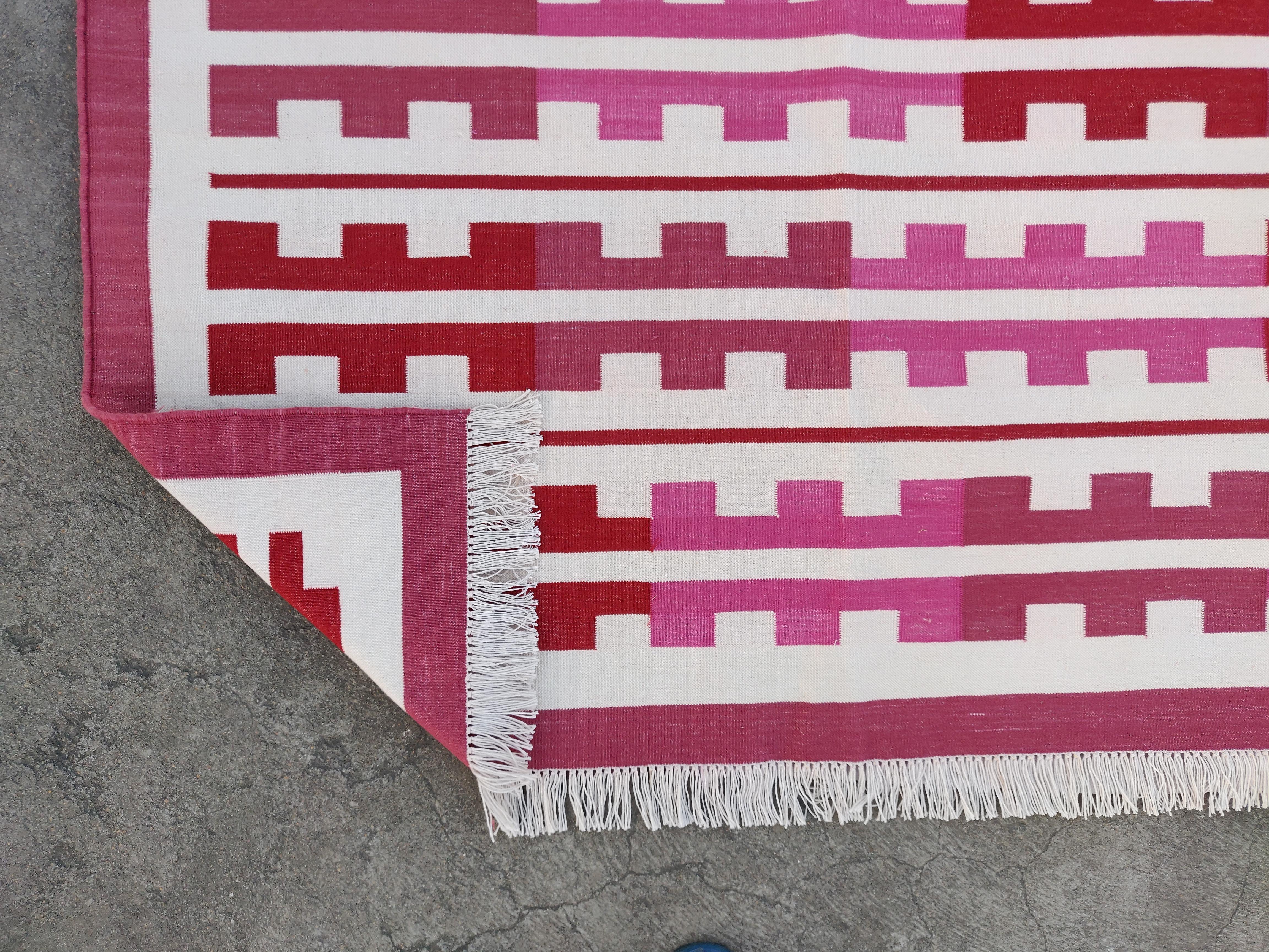 Handgefertigter Flachgewebe-Teppich aus Baumwolle, 8x10, rot-weiß gestreifter Marianne Dhurrie, Flachgewebe im Zustand „Neu“ im Angebot in Jaipur, IN