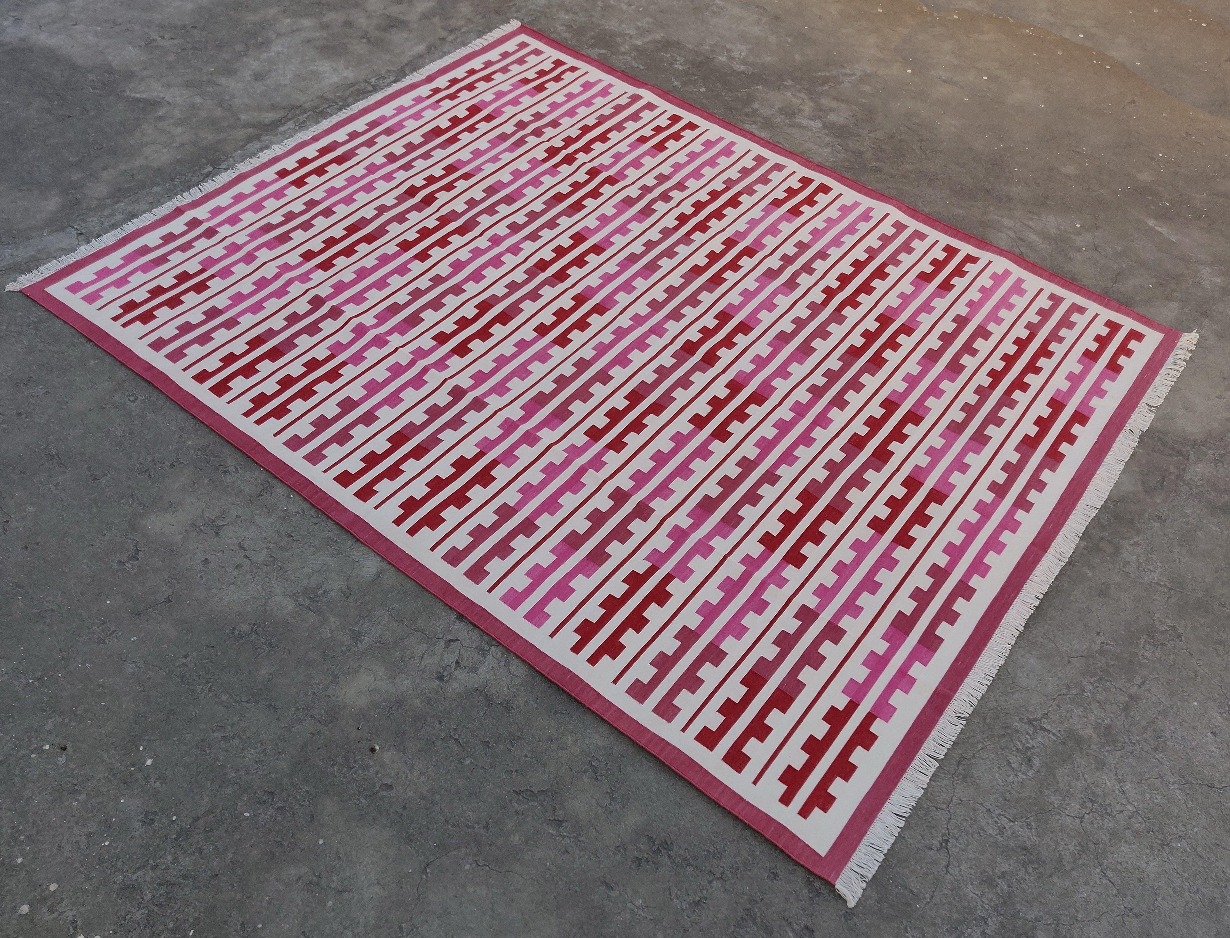Handgefertigter Flachgewebe-Teppich aus Baumwolle, 8x10, rot-weiß gestreifter Marianne Dhurrie, Flachgewebe im Angebot 1
