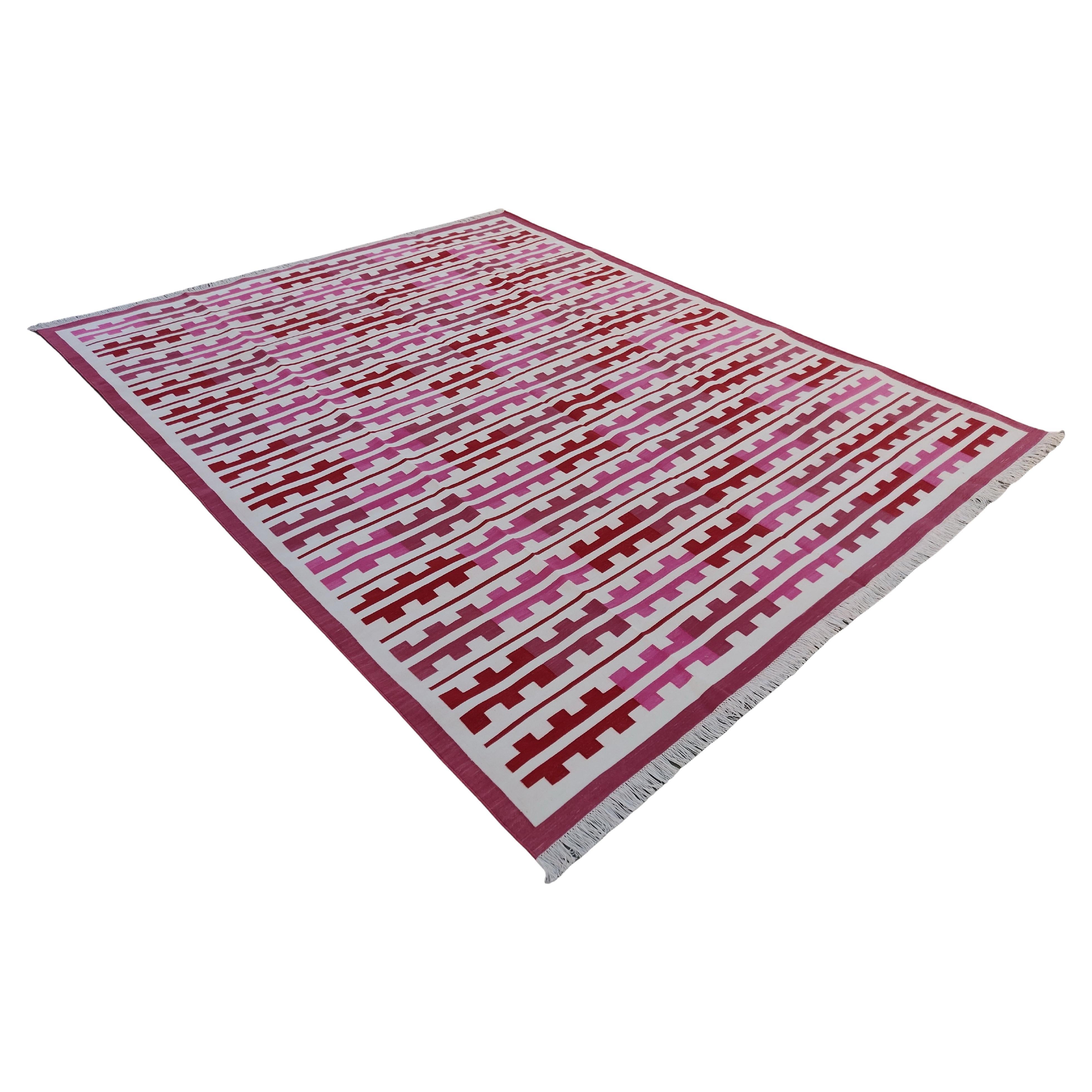 Handgefertigter Flachgewebe-Teppich aus Baumwolle, 8x10, rot-weiß gestreifter Marianne Dhurrie, Flachgewebe im Angebot