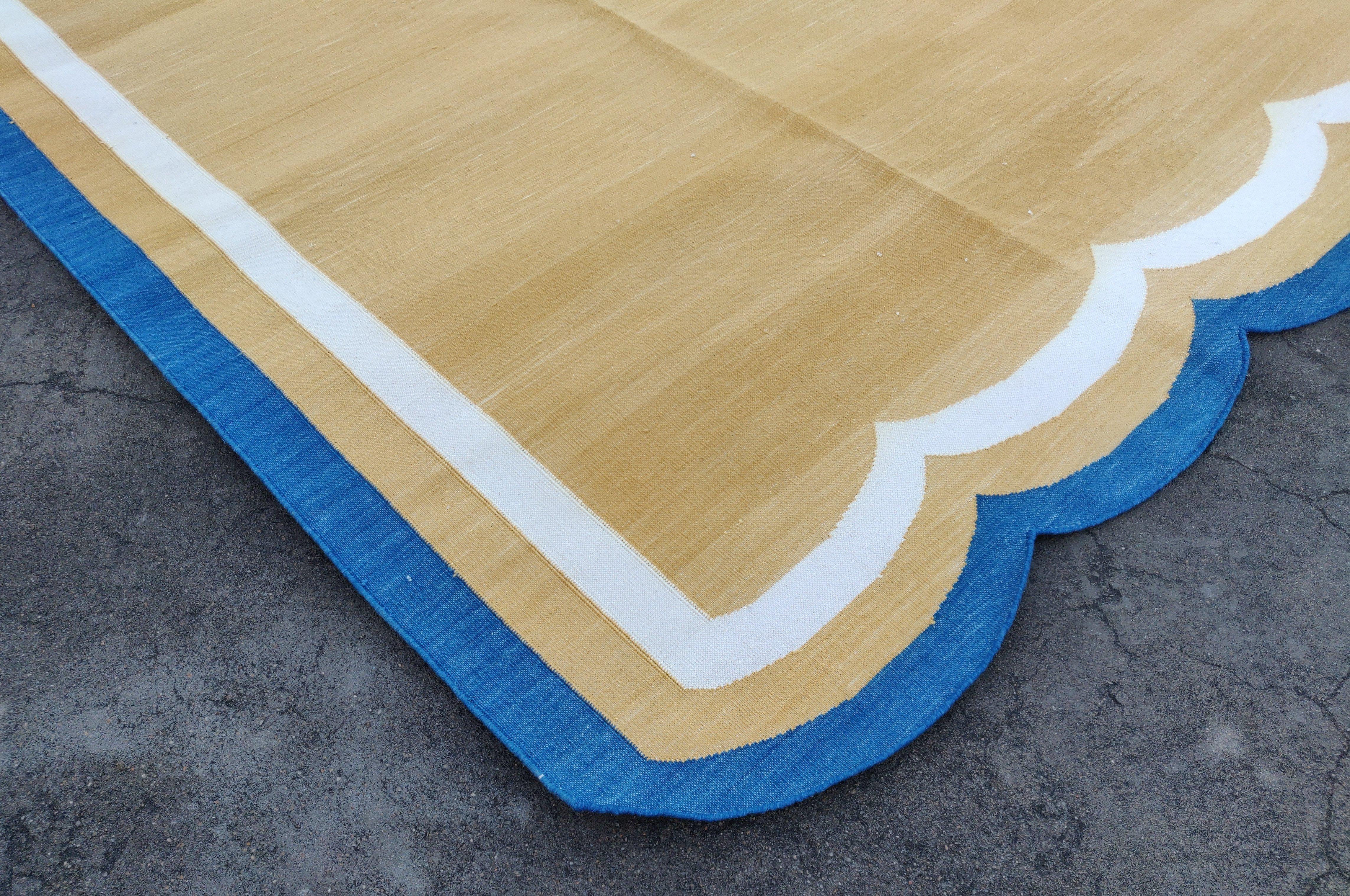 Mid-Century moderno Tappeto a tessitura piatta in cotone fatto a mano, 8x10 Giallo e blu con smerlo indiano Dhurrie in vendita
