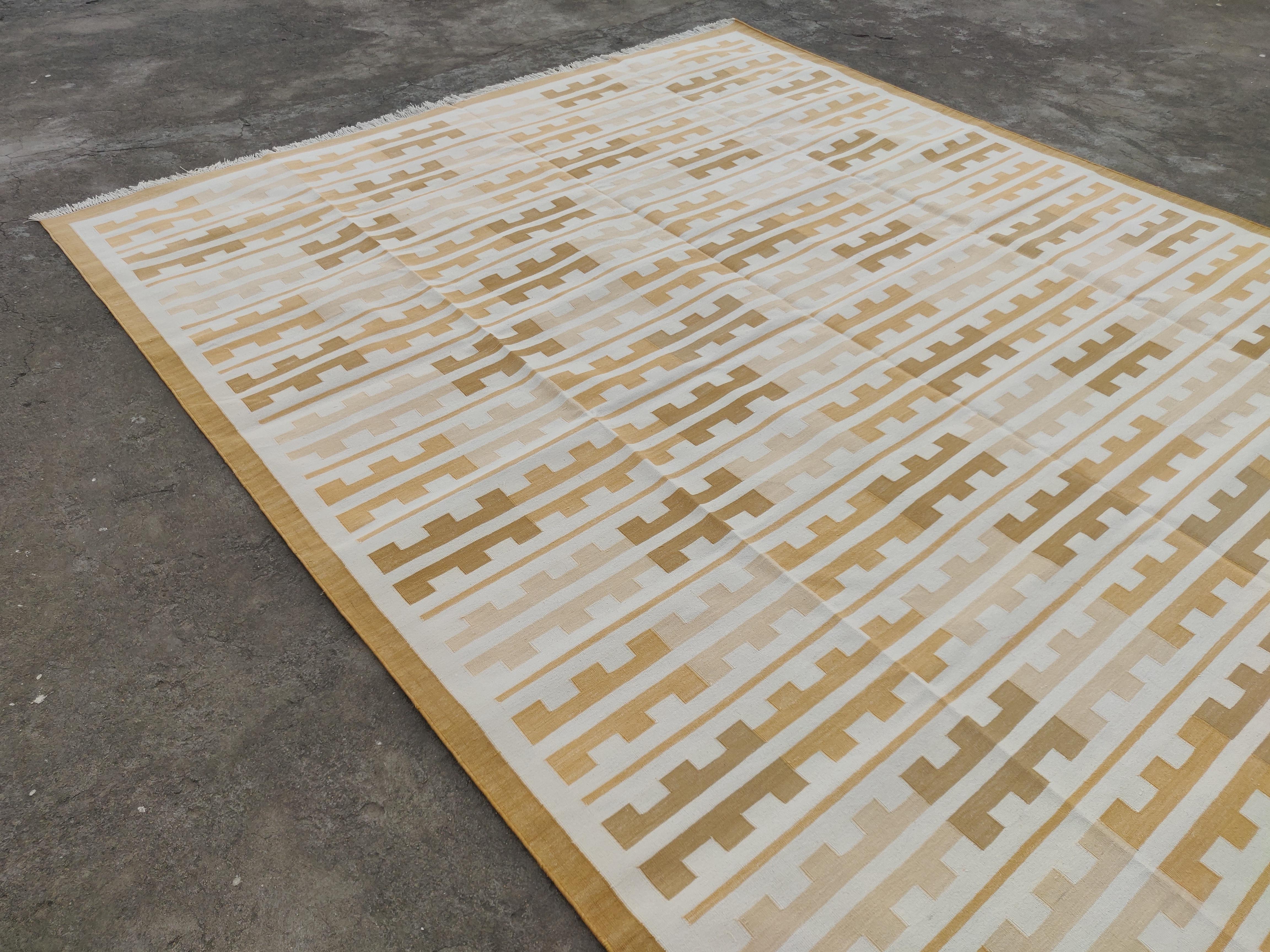 Handgefertigter Flachgewebe-Teppich aus Baumwolle, 8x10 Gelb & Weiß Marianne Stripe Dhurrie (Handgewebt) im Angebot