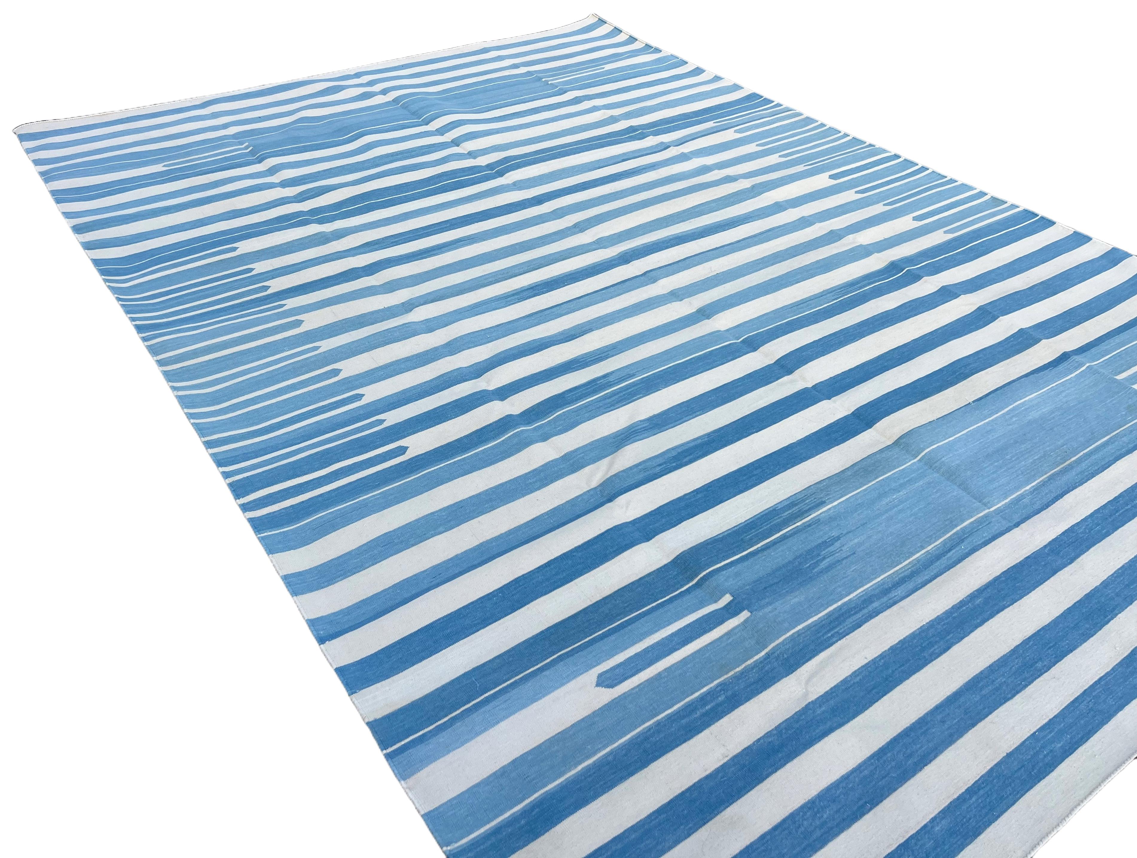 Handgefertigter Flachgewebe-Teppich aus Baumwolle, 8x8 Blau und weiß gestreift Indischer Dhurrie (21. Jahrhundert und zeitgenössisch) im Angebot