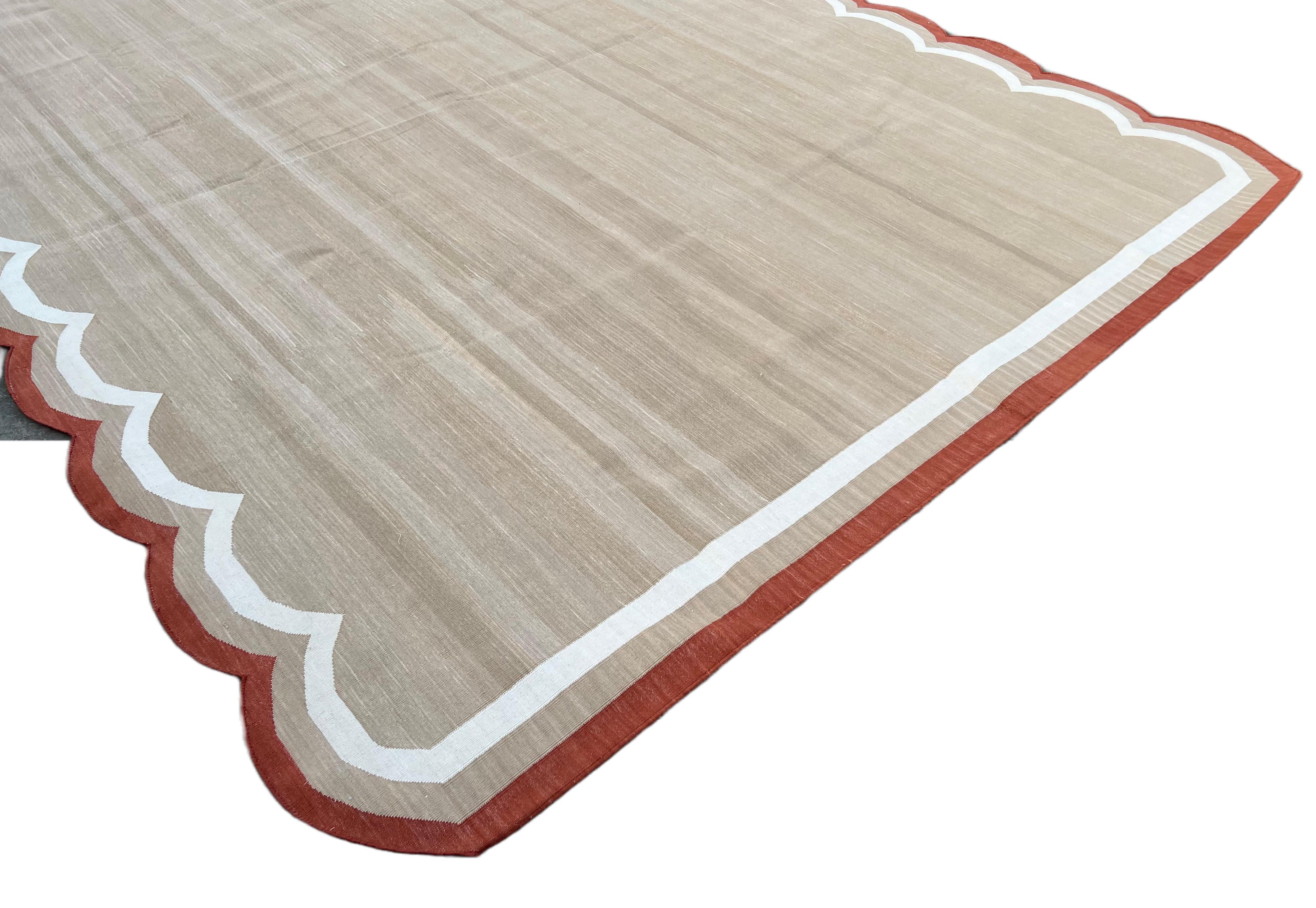 Indiano Tappeto a tessitura piatta in cotone fatto a mano, 9x12 Beige e rosso con smerlatura indiana Dhurrie in vendita