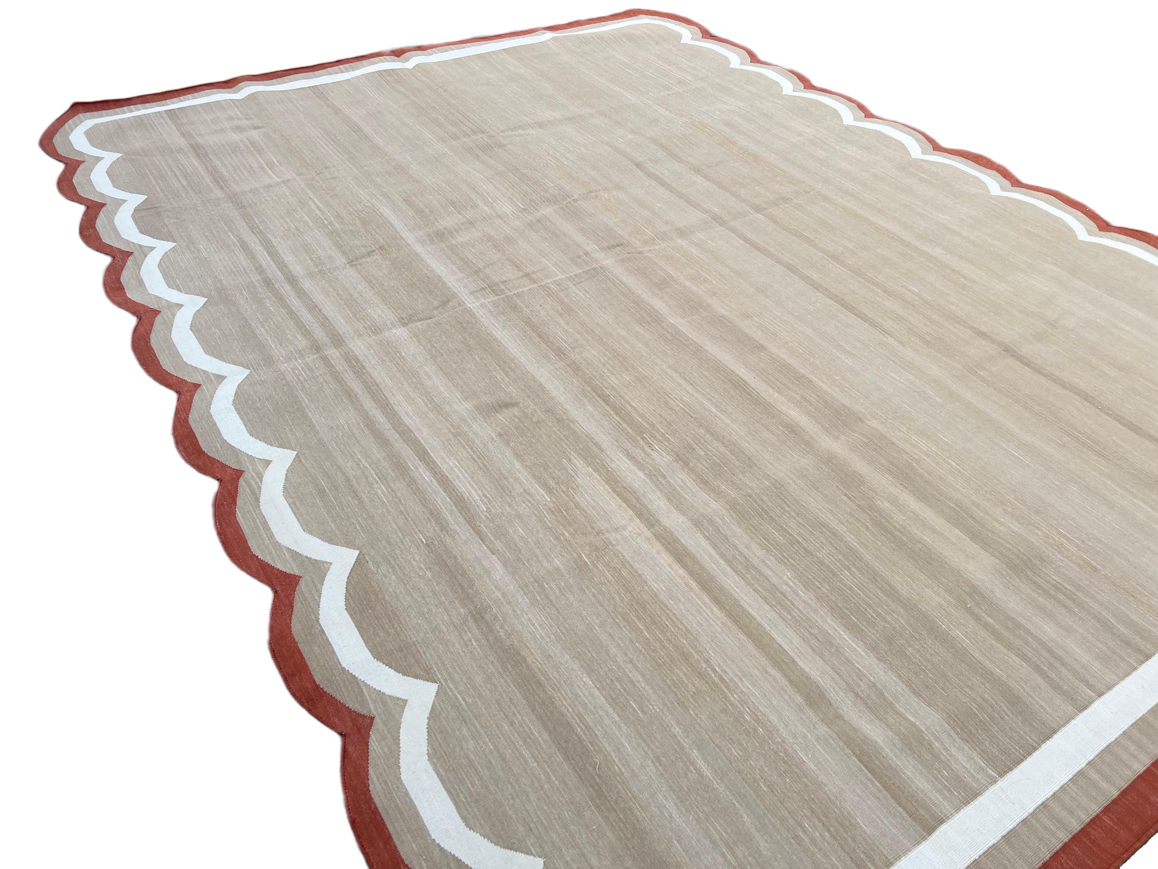 Tessuto a mano Tappeto a tessitura piatta in cotone fatto a mano, 9x12 Beige e rosso con smerlatura indiana Dhurrie in vendita