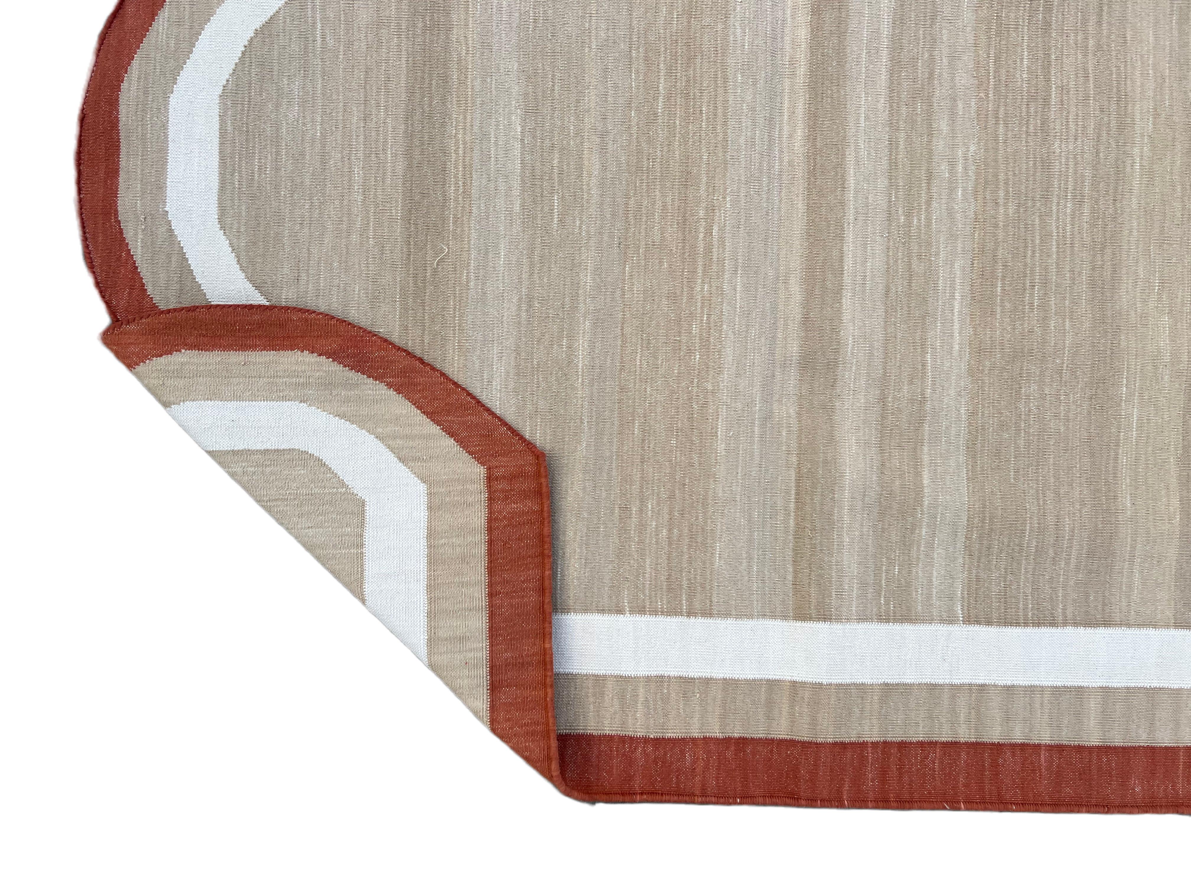 XXI secolo e contemporaneo Tappeto a tessitura piatta in cotone fatto a mano, 9x12 Beige e rosso con smerlatura indiana Dhurrie in vendita
